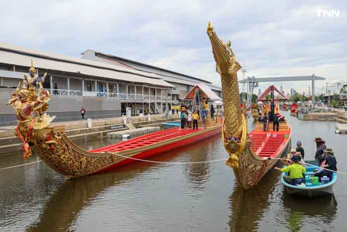 สำนักช่างสิบหมู่ ติดผ้าม่าน ผ้าหน้าจั่ว พร้อมซ่อมปิดทองกราบเรือพระที่นั่ง