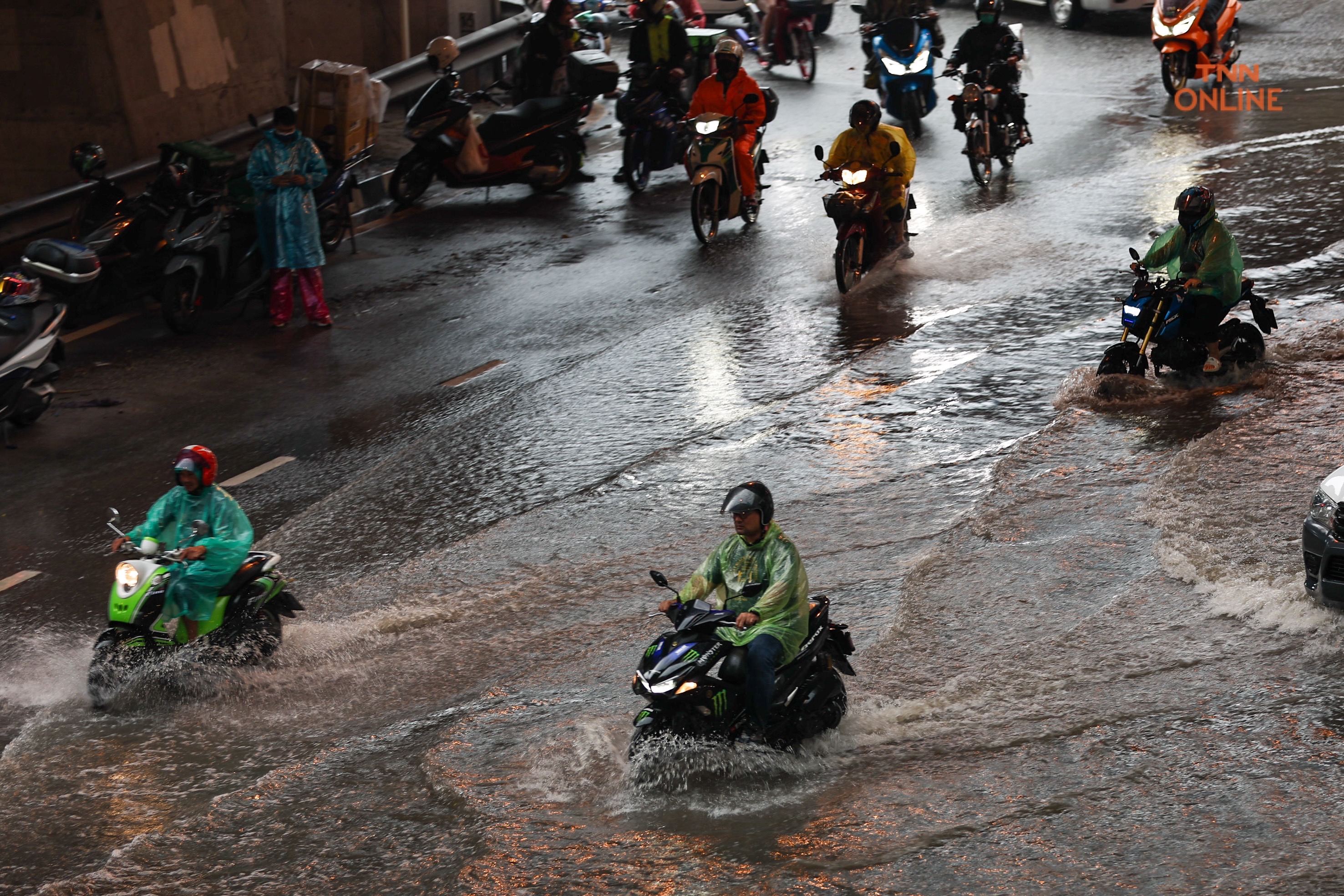 บางนาท่วมหนักหลังฝนถล่มนานต่อเนื่องหลาย ชม.