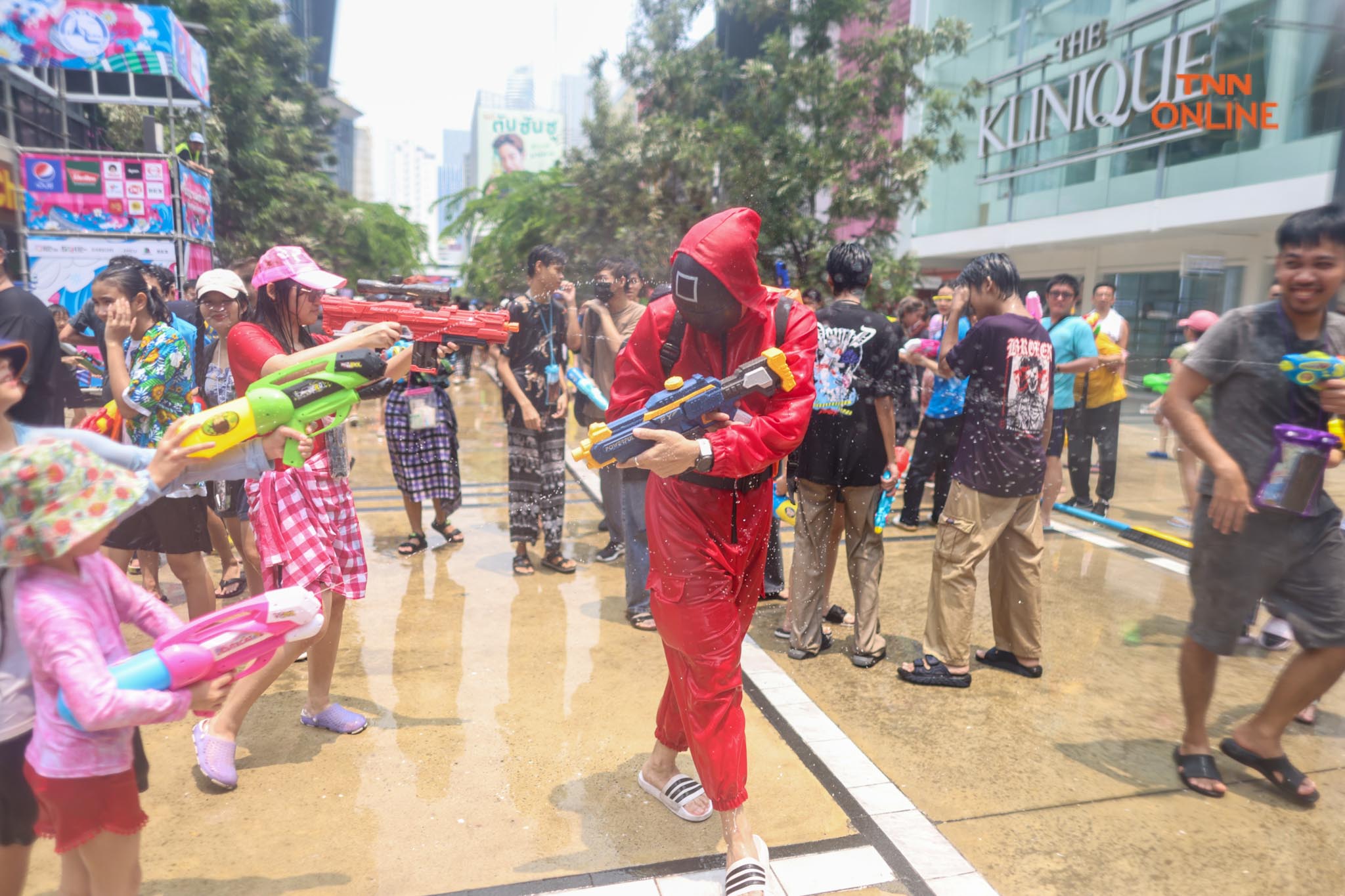 สงกรานต์สยามชุ่มฉ่ำ นทท.สุดเหวี่ยงสาดน้ำรับปีใหม่ไทย