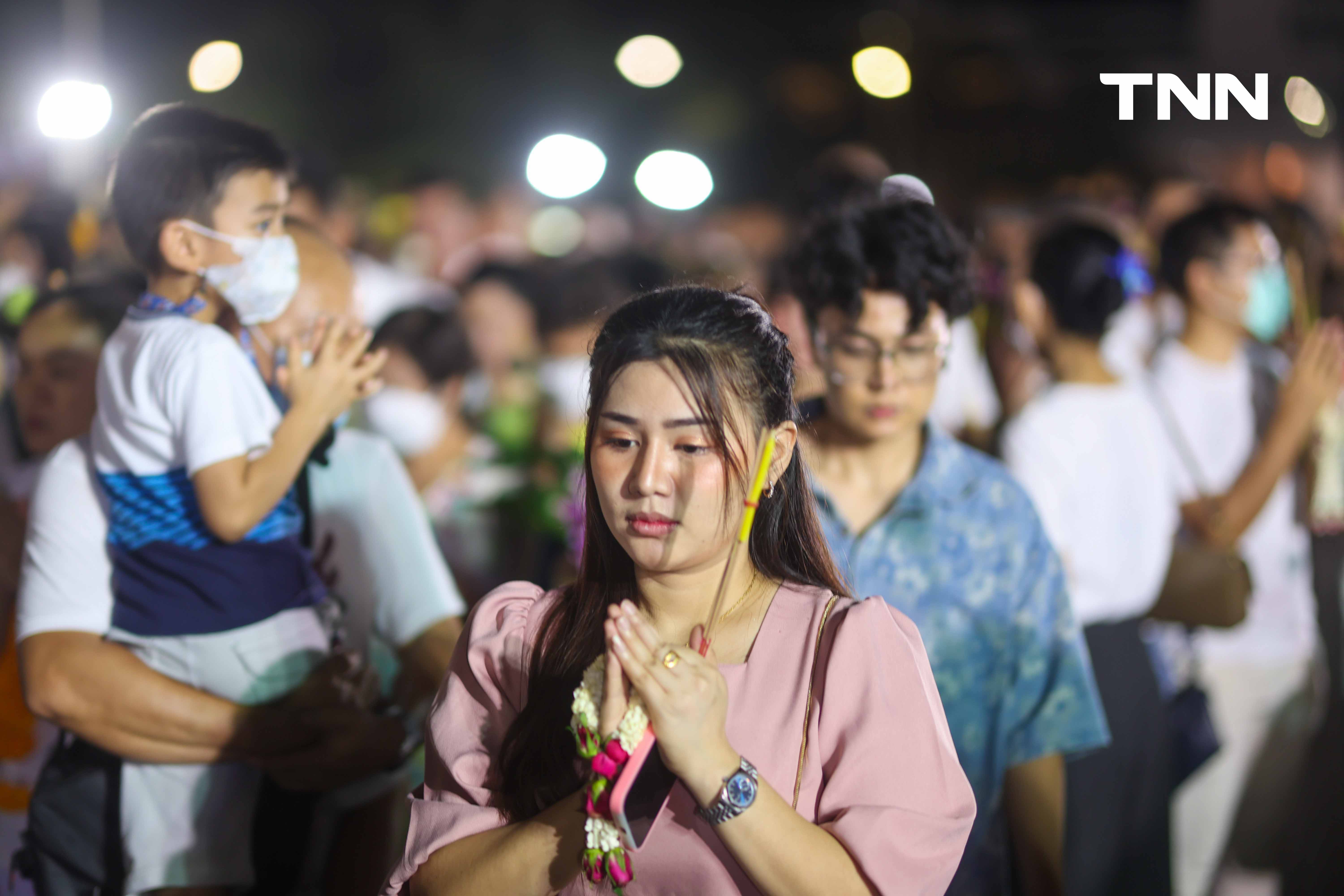 เวียนเทียนแน่นสนามหลวง สักการะพระบรมสารีริกธาตุในวันมาฆบูชา