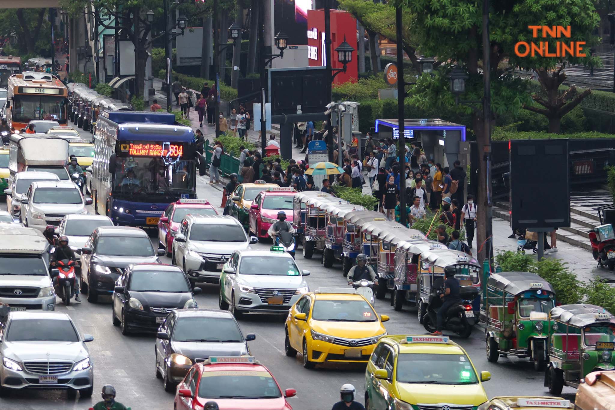 เห็นจนชินตา รถรับจ้างจอดรอรับผู้โดยสารในที่ห้ามจอด