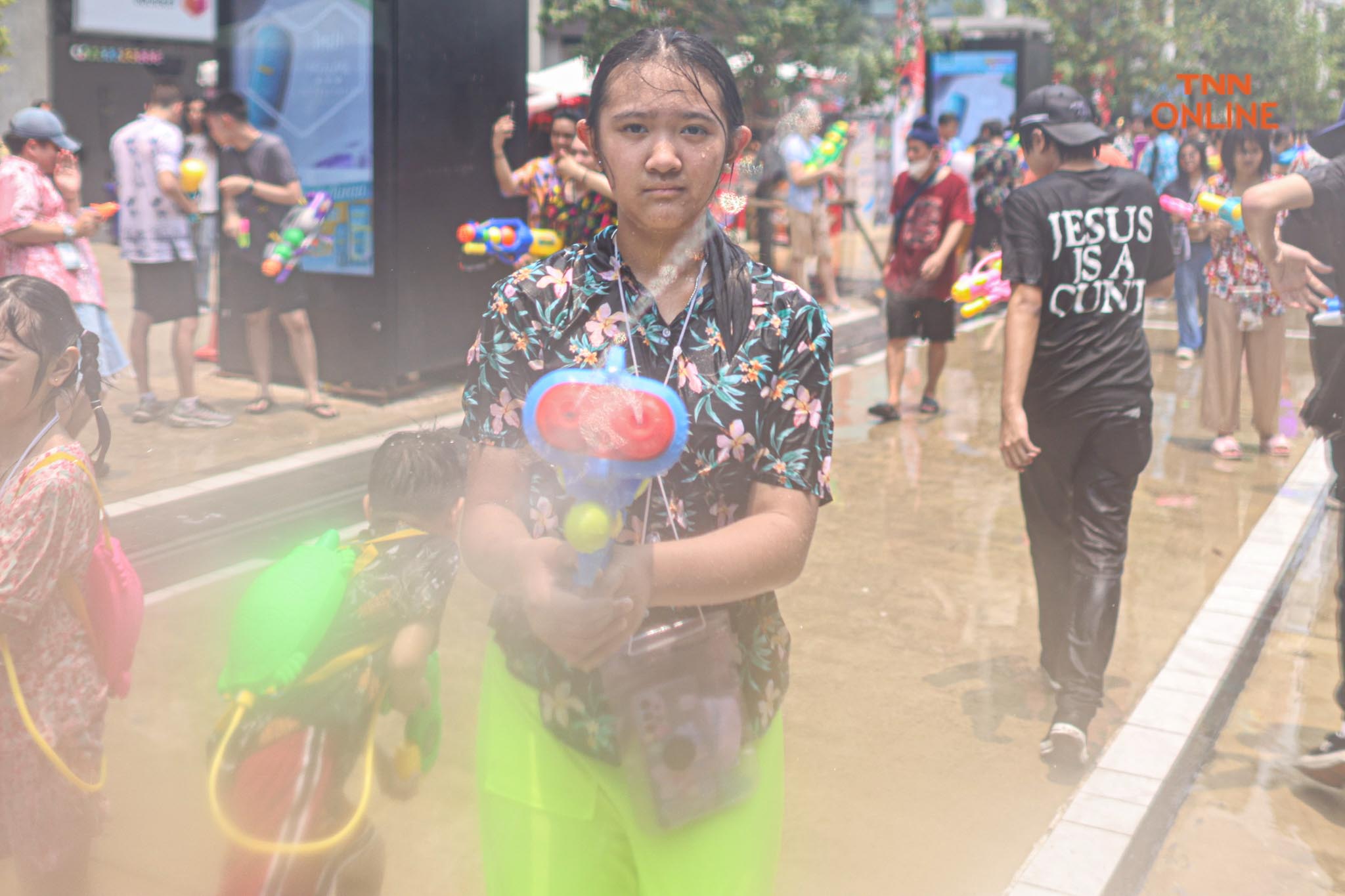 สงกรานต์สยามชุ่มฉ่ำ นทท.สุดเหวี่ยงสาดน้ำรับปีใหม่ไทย