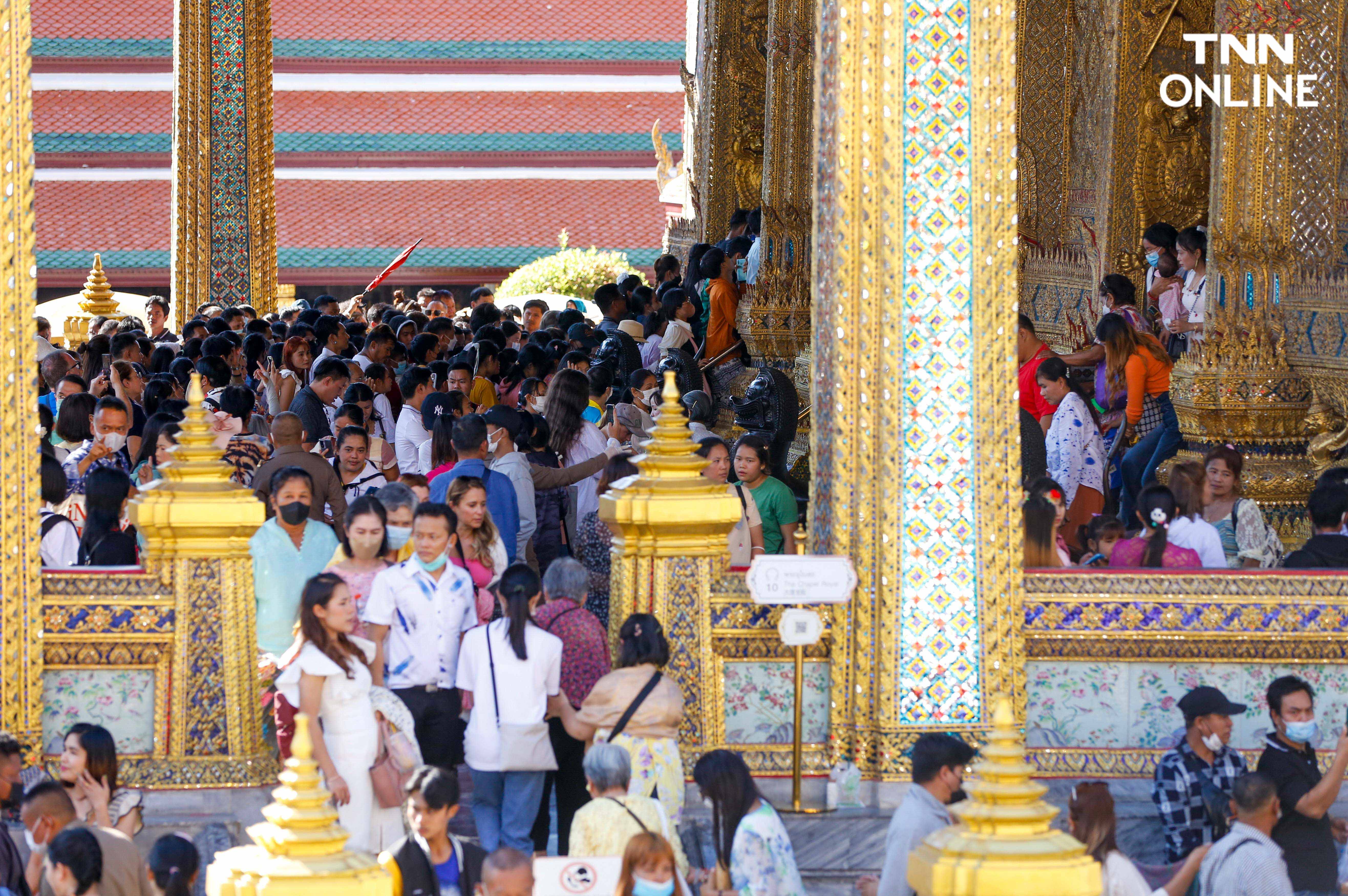 ปชช.แน่นหน้าวัดพระแก้ว สักการะ “พระแก้วมรกต” รับปี 2567