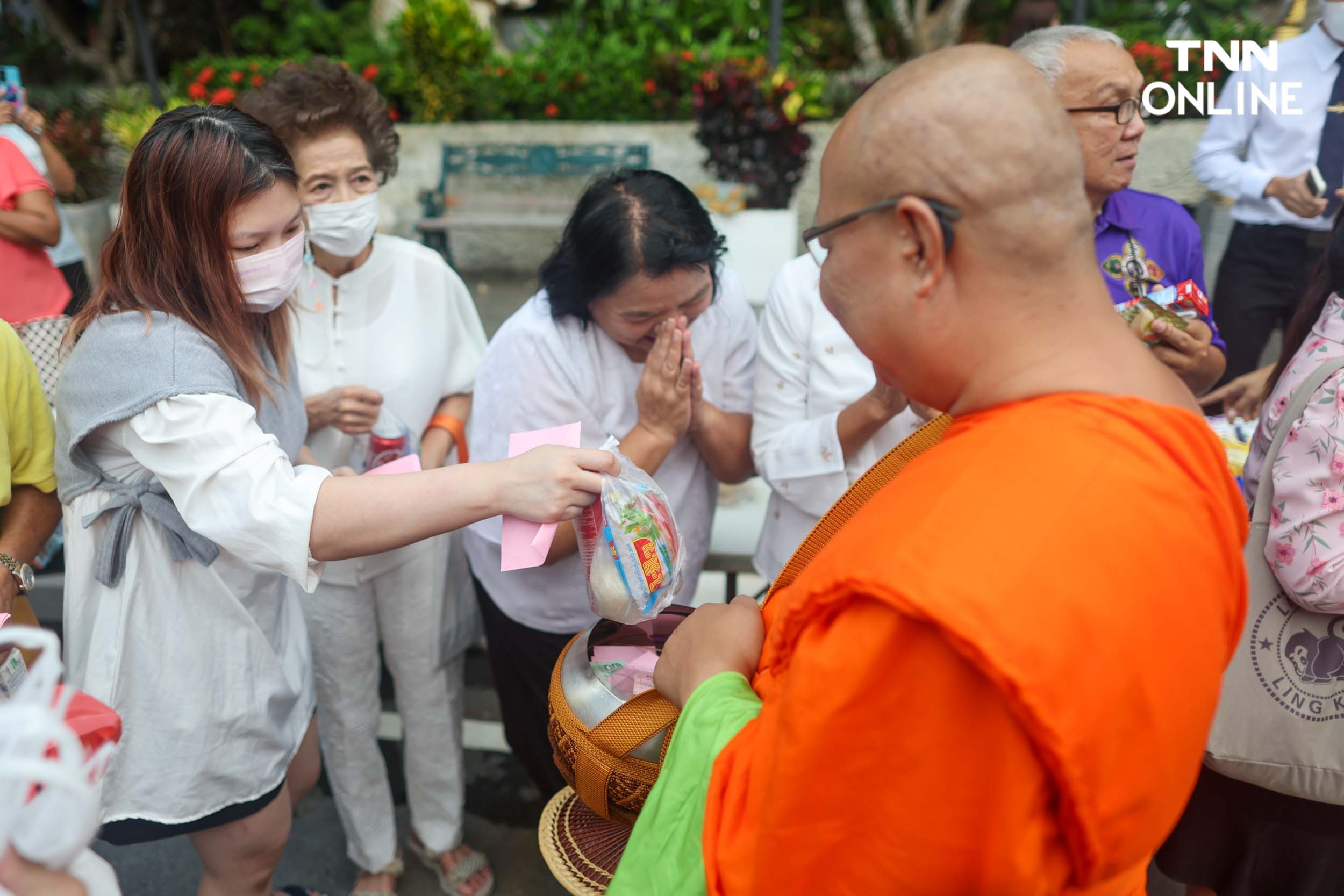 ชาวพุทธแน่นภูเขาทอง ร่วมตักบาตรเทโวเนื่องในวันออกพรรษา