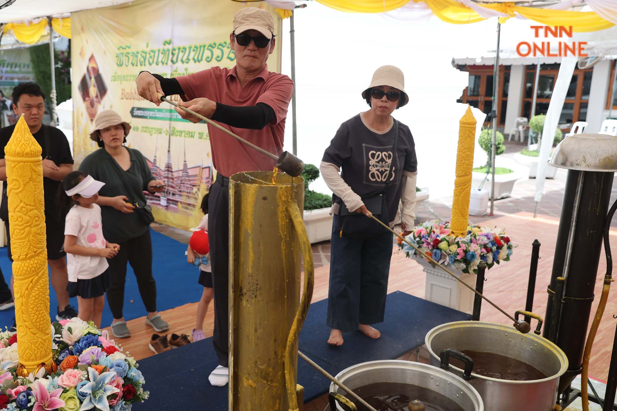 สืบสานประเพณีไทย นทท.ร่วมหล่อเทียนในเทศกาลเข้าพรรษา