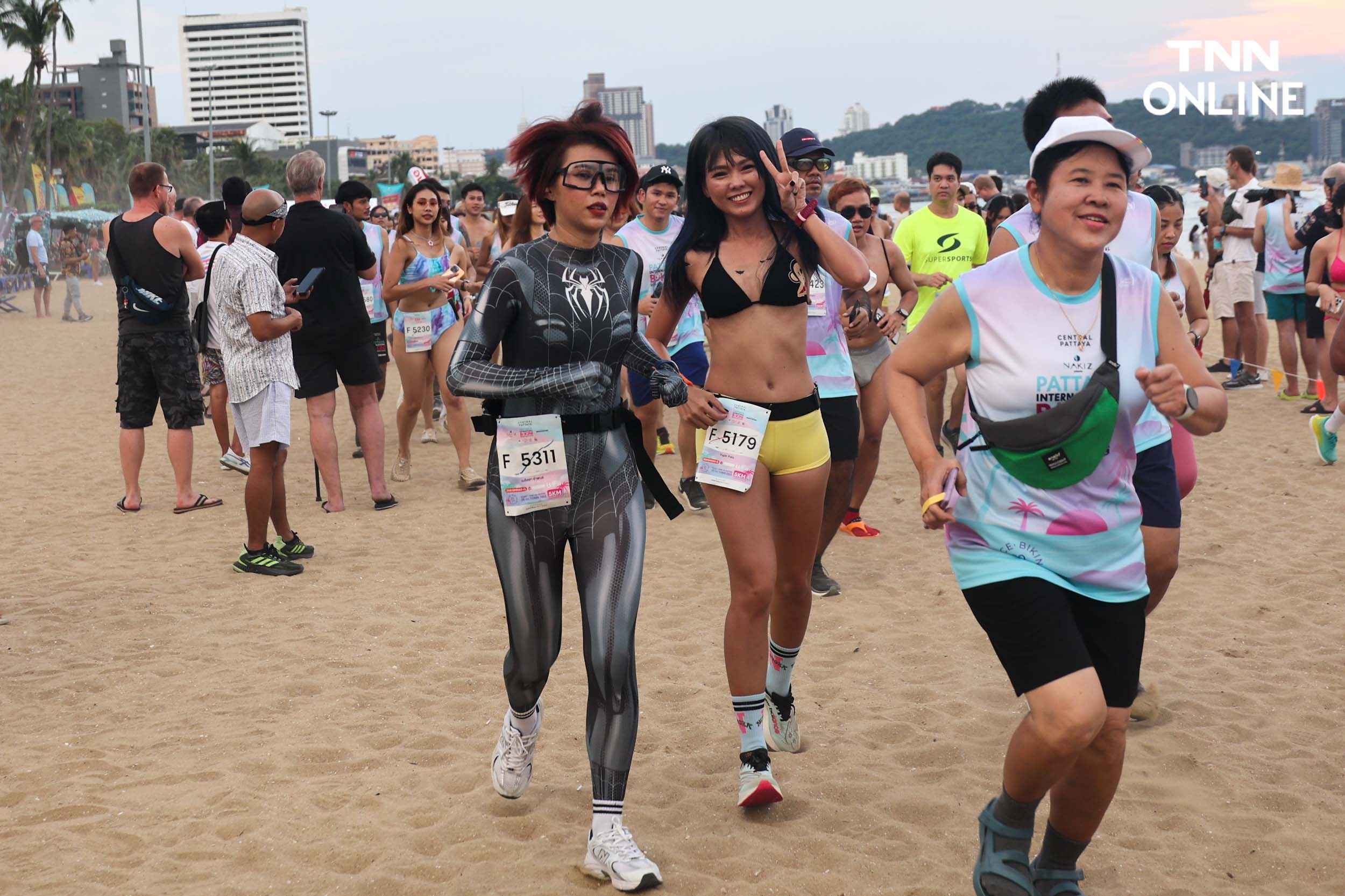 ใส่บิกินีอวดหุ่นสวย นักวิ่งกว่า 4,000 คน ร่วมวิ่งริมหาดพัทยา