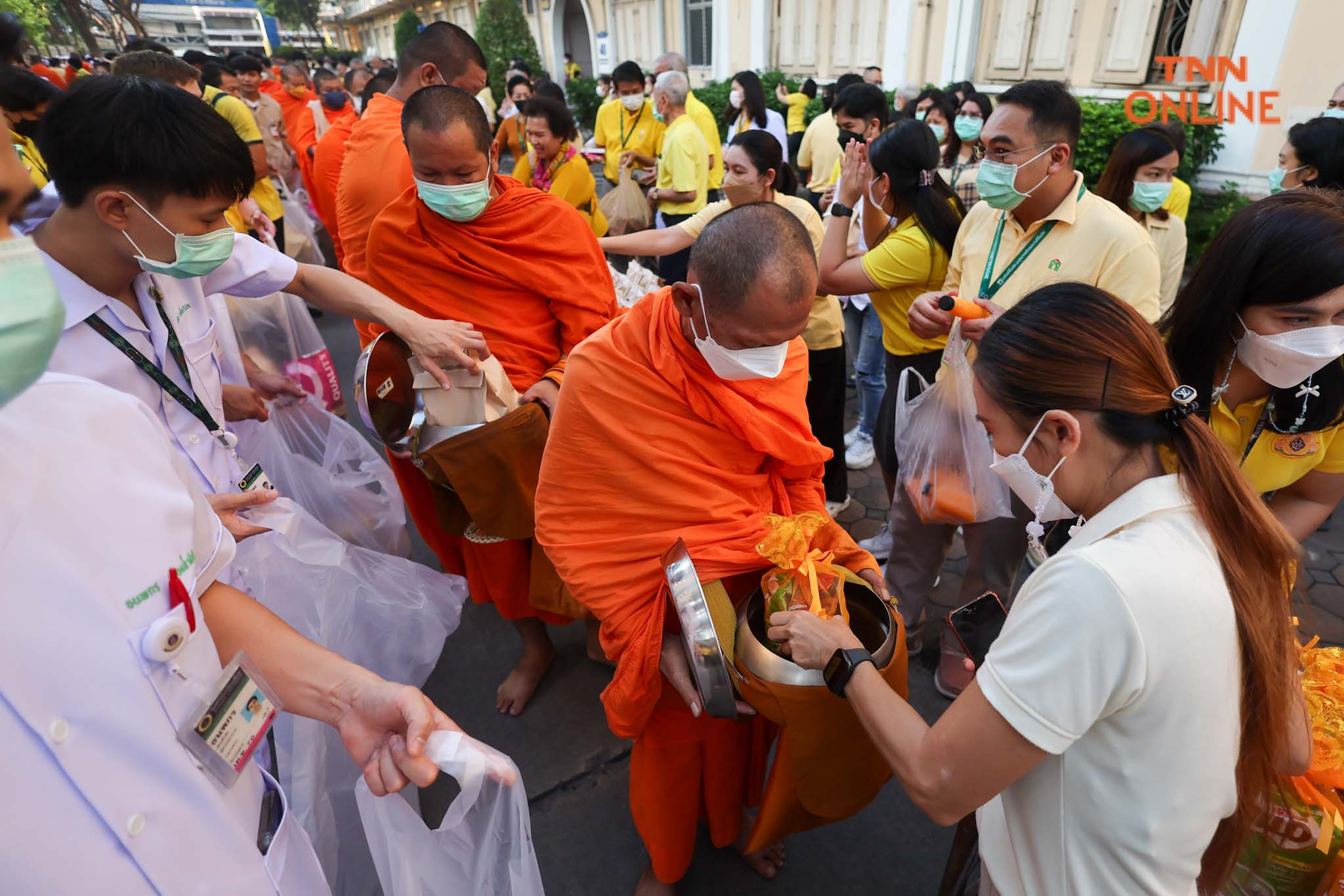 คณะแพทย์ รพ.ศิริราช พร้อมปชช. ร่วมทำบุญตักบาตรพระสงฆ์ 50 รูป น้อมรำลึกในหลวง ร.9