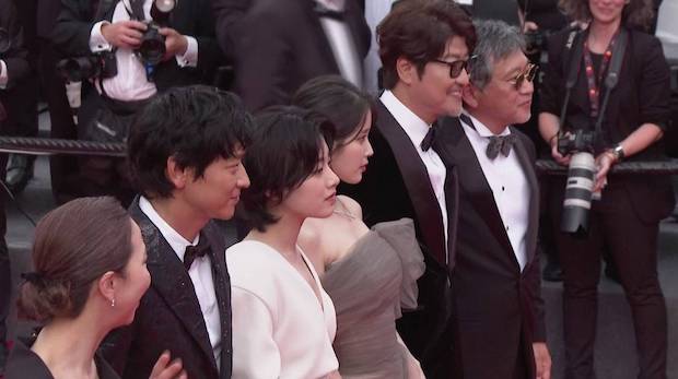 ไม่ได้ตั้งใจ?!! สาวฝรั่งเศสเบียดชน ‘ไอยู’ บนพรมแดงเมืองคานส์ ไม่ได้ตั้งใจ?!! สาวฝรั่งเศสเบียดชน ‘ไอยู’ บนพรมแดงเมืองคานส์