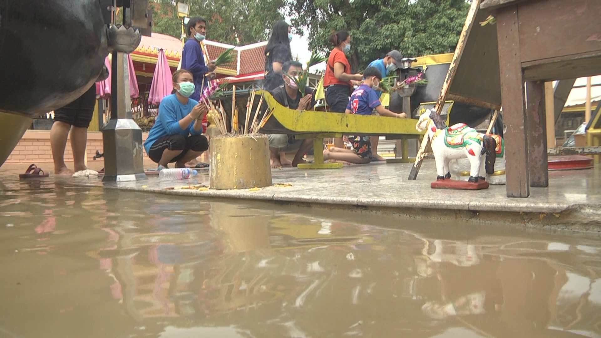 น้ำท่วมวัดสะตือ พลังศรัทธาฝ่าสายน้ำไหว้พระขอพร หลวงพ่อโต