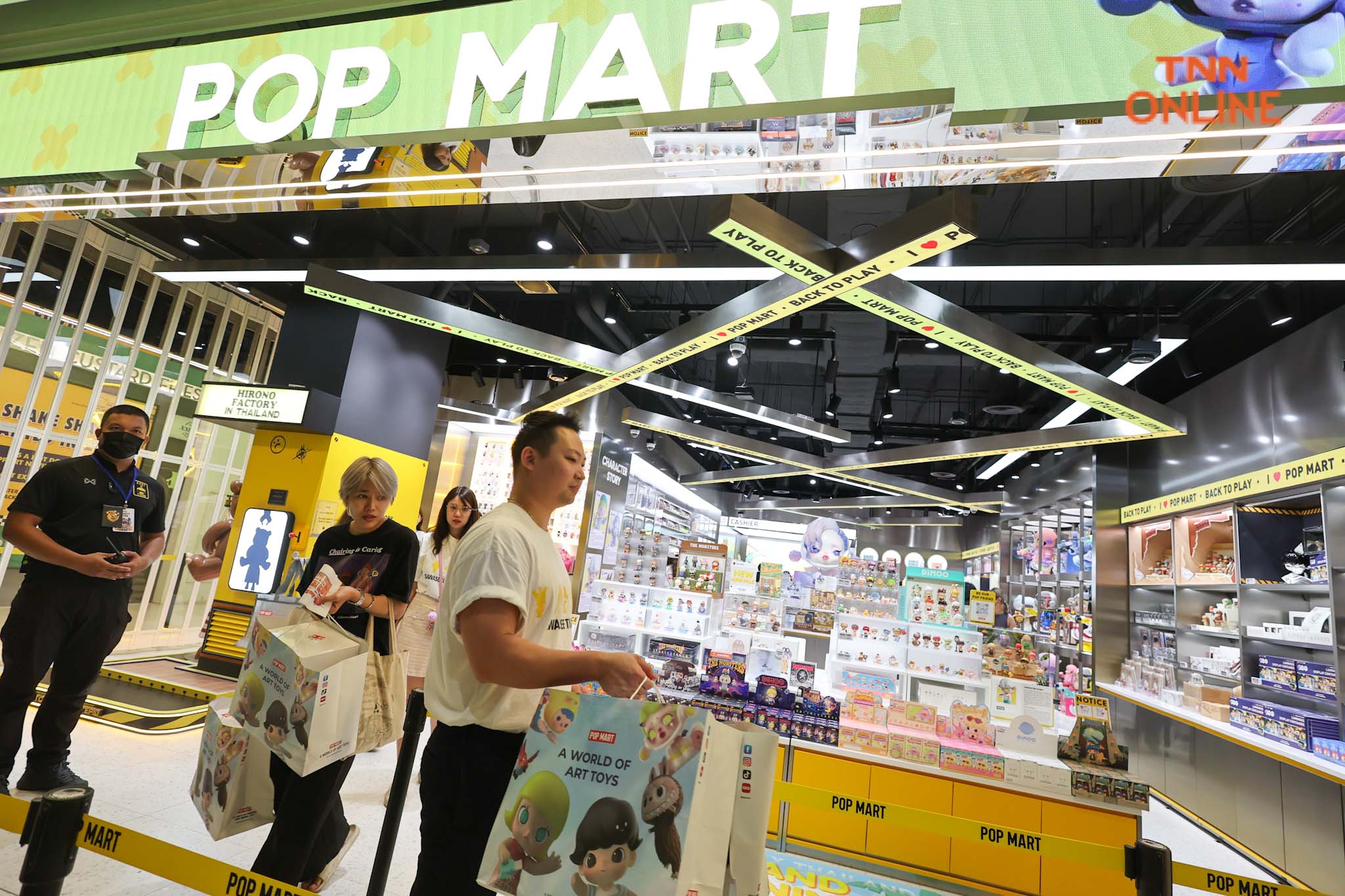 Pop Mart สาขาแรกในไทย คนต่อคิวแน่นหน้าร้านก่อนห้างเปิด