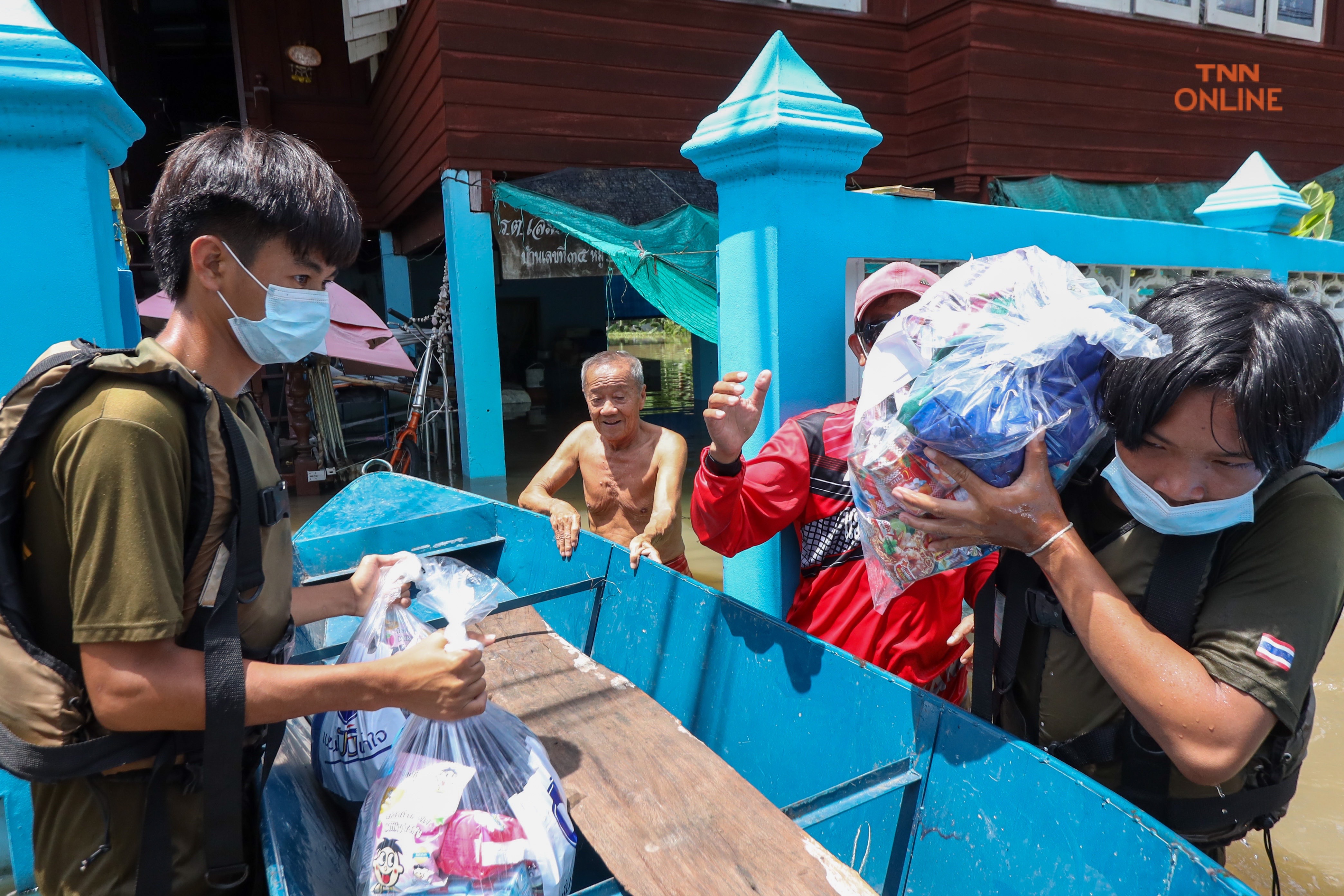 บ้านหมี่ลพบุรีน้ำท่วมสูงประชาชนใช้เรือสัญจรเข้าออกหมู่บ้าน