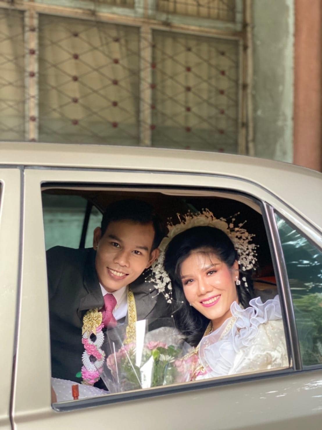 แห่แชร์! พรีเวดดิ้งย้อนยุคปี 80 คู่บ่าวสาวเผยจัดงานแต่งตามรอยพ่อ-เเม่ แห่แชร์! พรีเวดดิ้งย้อนยุคปี 80 คู่บ่าวสาวเผยจัดงานแต่งตามรอยพ่อ-เเม่