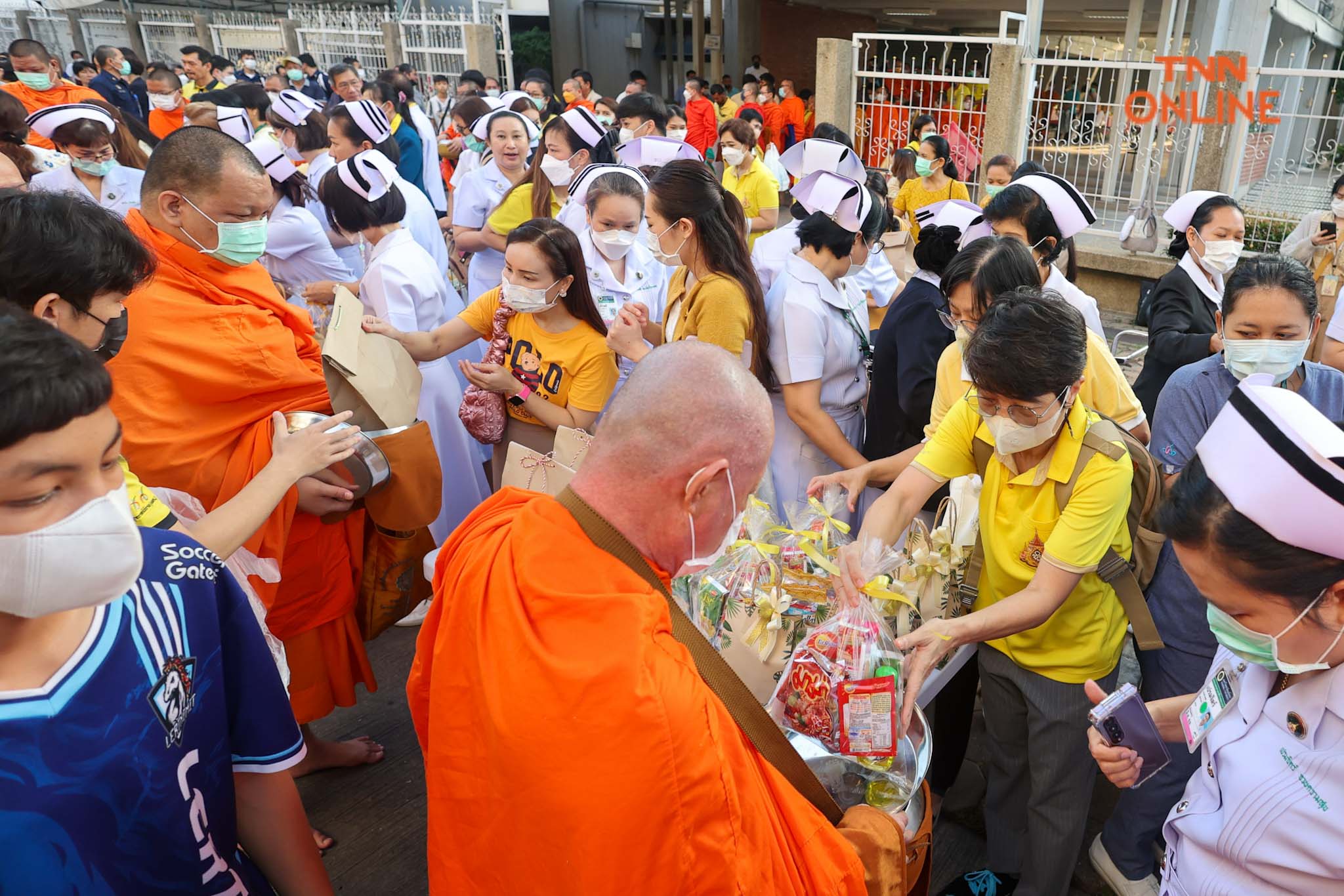 คณะแพทย์ รพ.ศิริราช พร้อมปชช. ร่วมทำบุญตักบาตรพระสงฆ์ 50 รูป น้อมรำลึกในหลวง ร.9