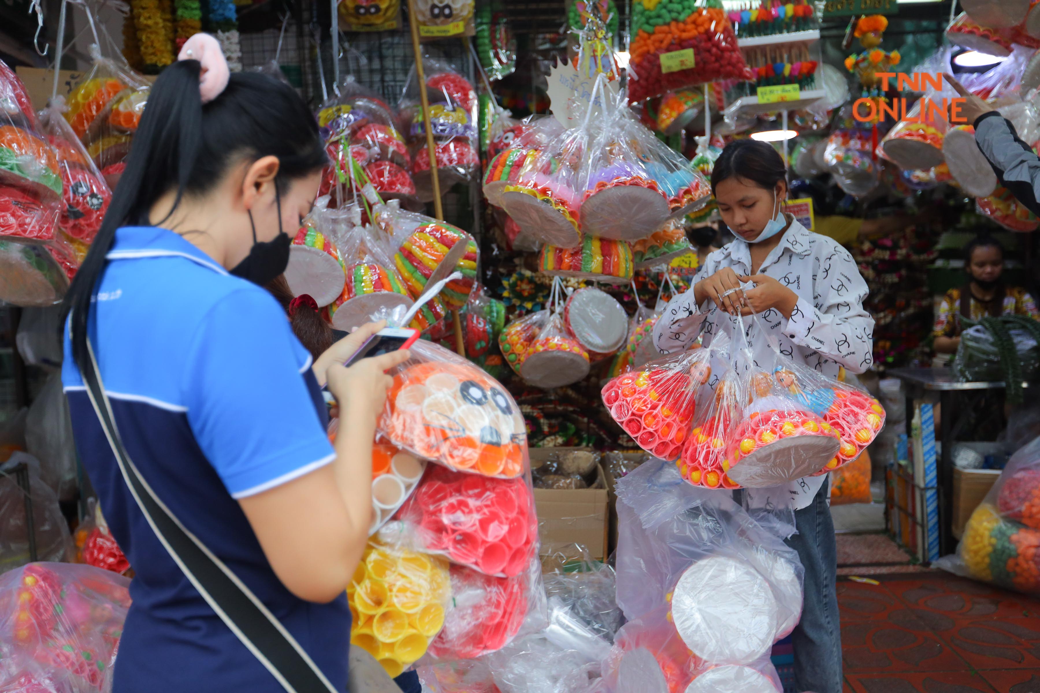 ประมวลภาพ ประชาชนทยอยเลือกซื้อกระทงจากวัสดุธรรมชาติที่ปากคลองตลาดคึกคัก รับเทศกาลลอยกระทงวันพรุ่งนี้