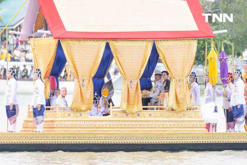 ในหลวง-ราชินี เสด็จในขบวนพยุหยาตราทางชลมารค ในพระราชพิธีทรงบำเพ็ญพระราชกุศลถวายผ้าพระกฐิน