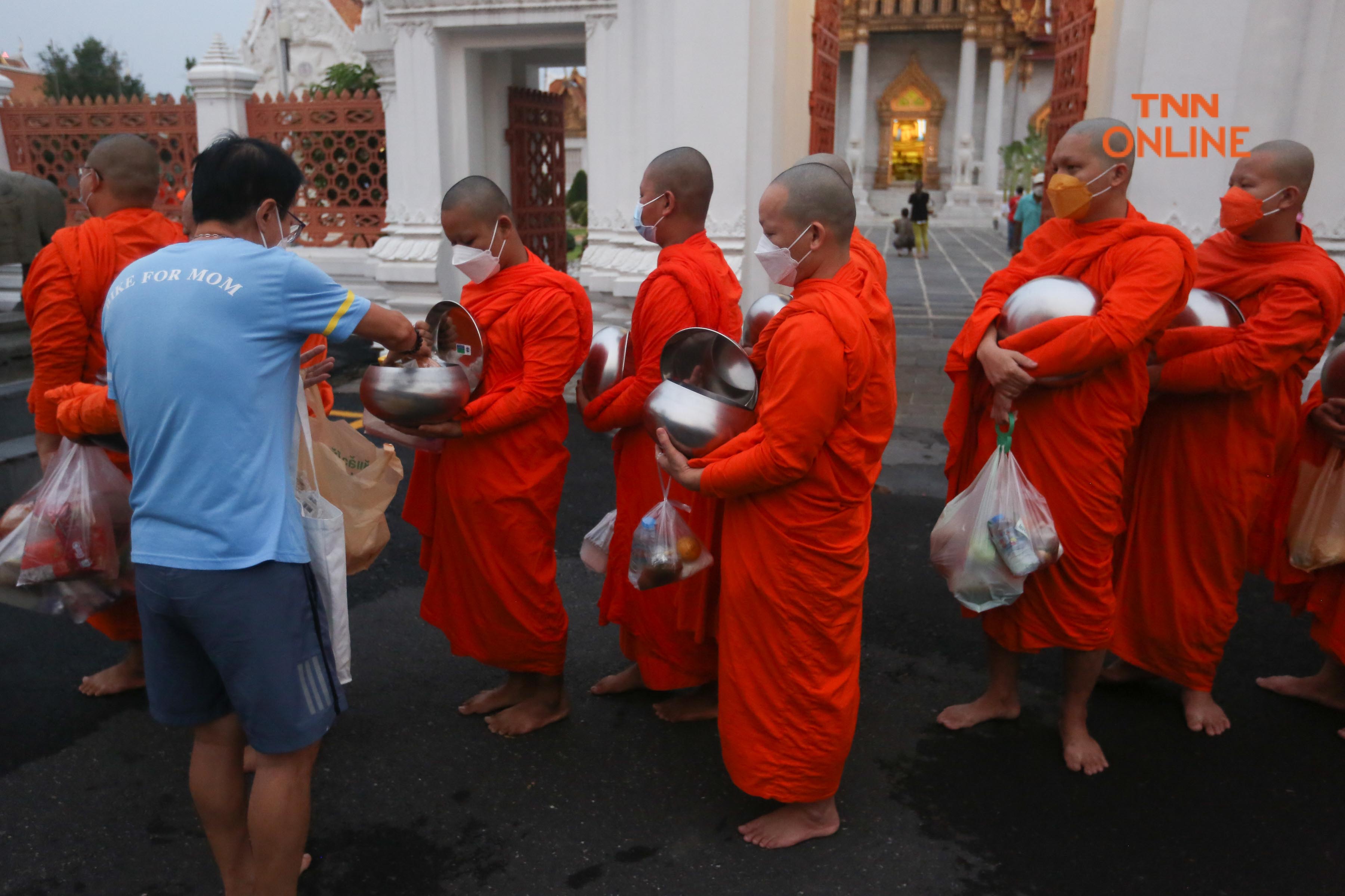 ประมวลภาพ ชาวพุทธพาครอบครัวร่วมตักบาตรวันมาฆบูชา