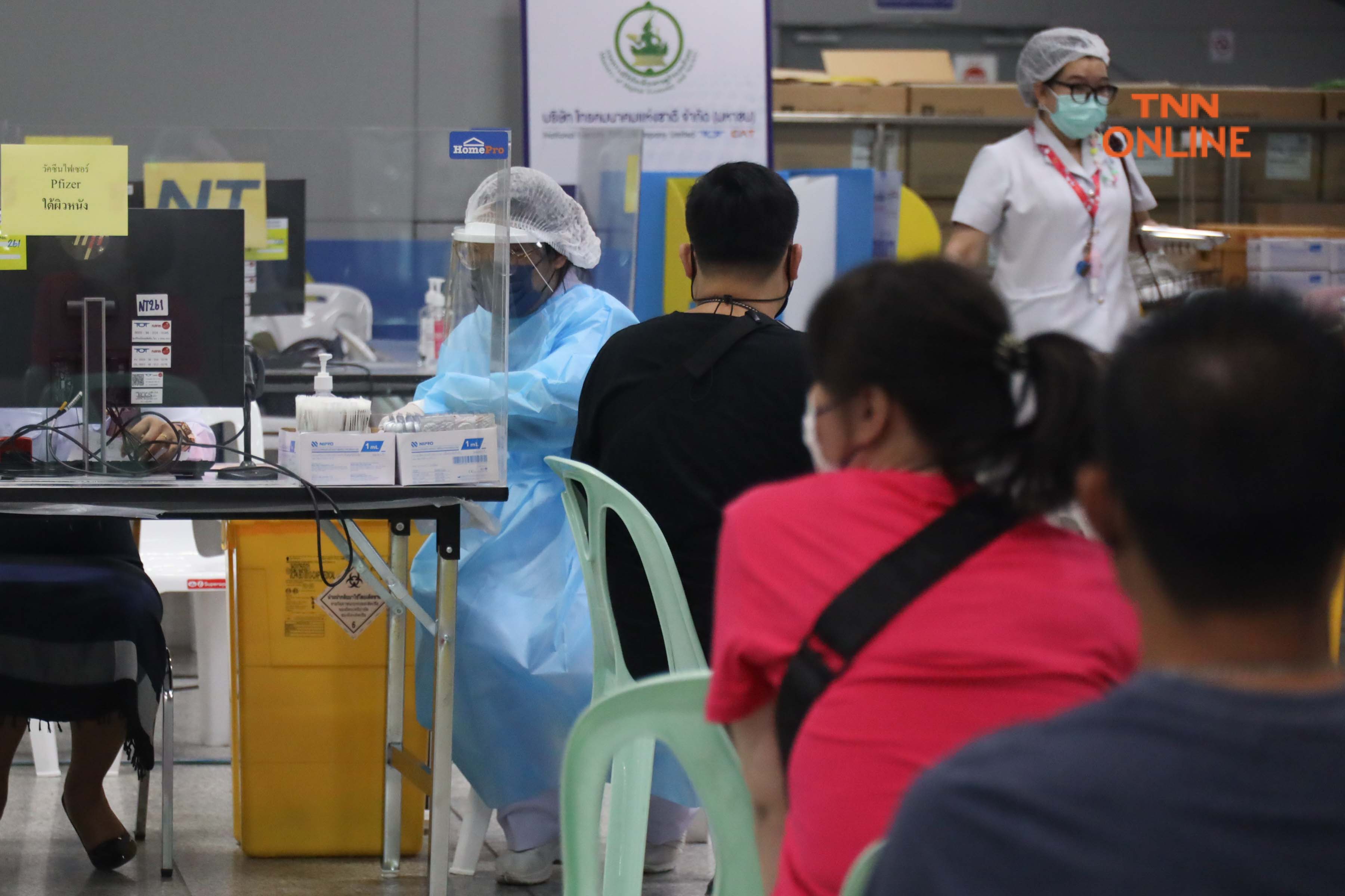 ประมวลภาพ ศูนย์ฉีดวัคซีนกลางบางซื่อ เปิดฉีดวัคซีนใต้ผิวหนังวันแรกลดอาการข้างเคียง