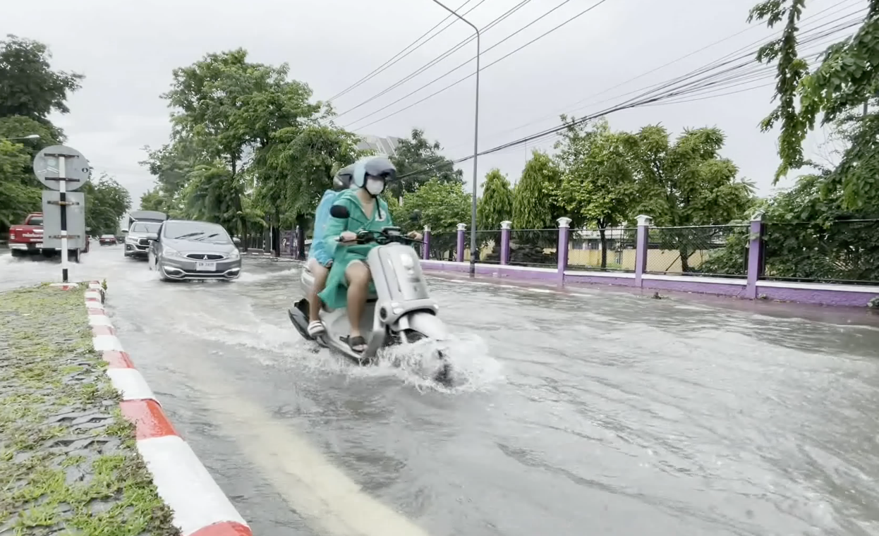 ตัวเมืองเชียงใหม่อ่วมน้ำท่วมถนนหลายจุด หลังฝนถล่มตลอดวัน ตัวเมืองเชียงใหม่อ่วมน้ำท่วมถนนหลายจุด หลังฝนถล่มตลอดวัน