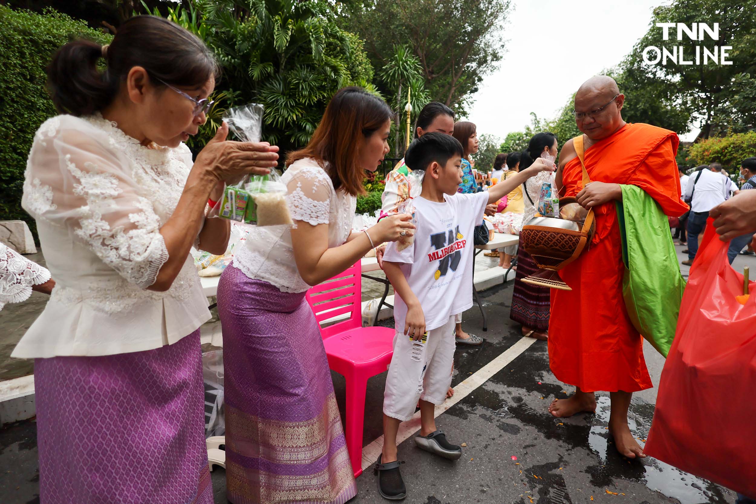 ชาวพุทธแน่นภูเขาทอง ร่วมตักบาตรเทโวเนื่องในวันออกพรรษา