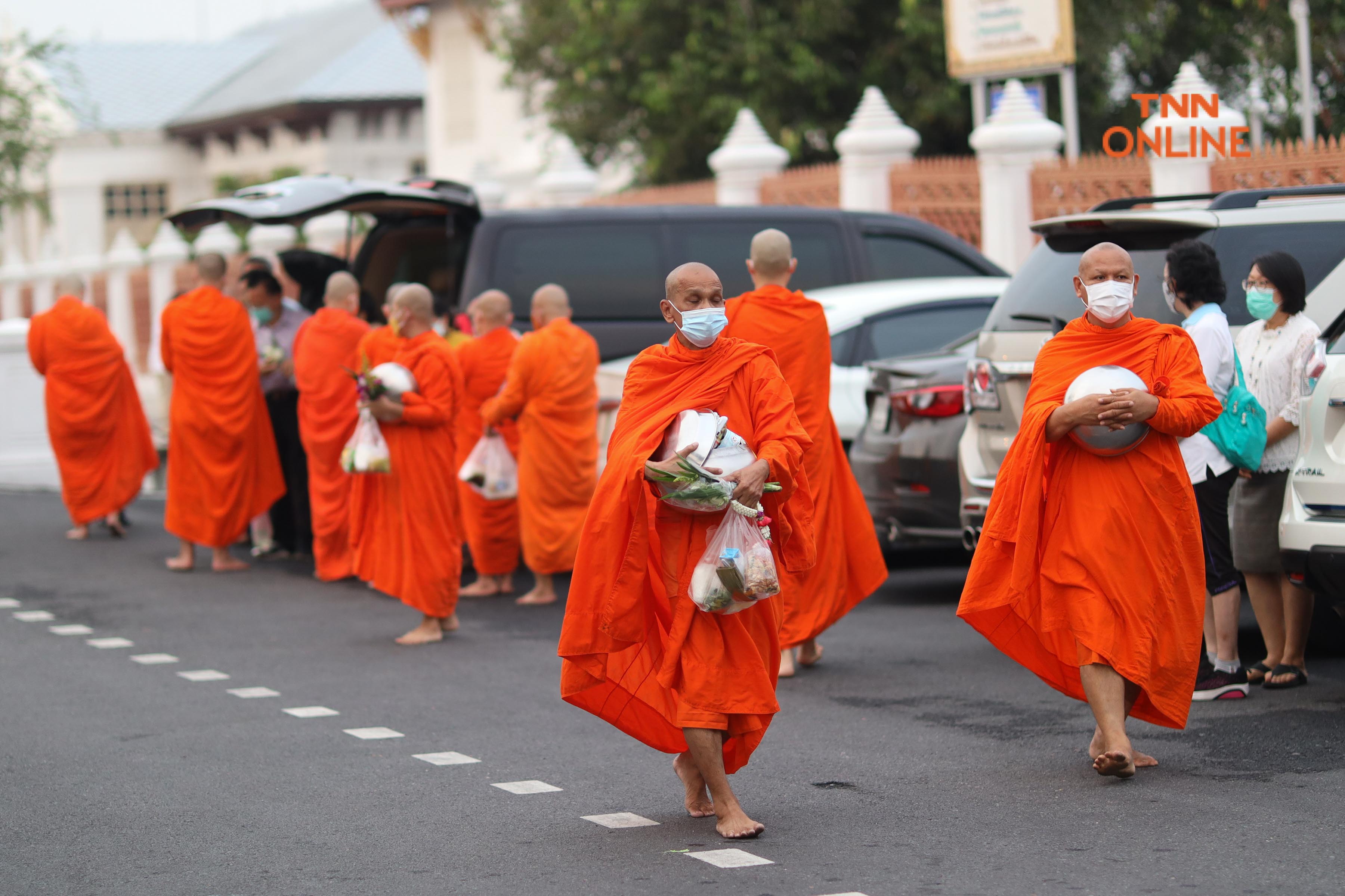 ประมวลภาพ ชาวพุทธพาครอบครัวร่วมตักบาตรวันมาฆบูชา