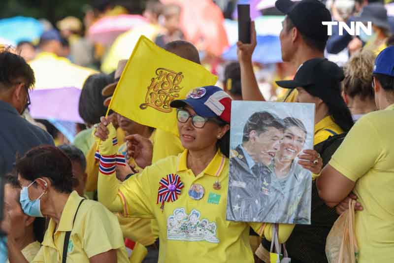 ในหลวง-ราชินี เสด็จในขบวนพยุหยาตราทางชลมารค ในพระราชพิธีทรงบำเพ็ญพระราชกุศลถวายผ้าพระกฐิน