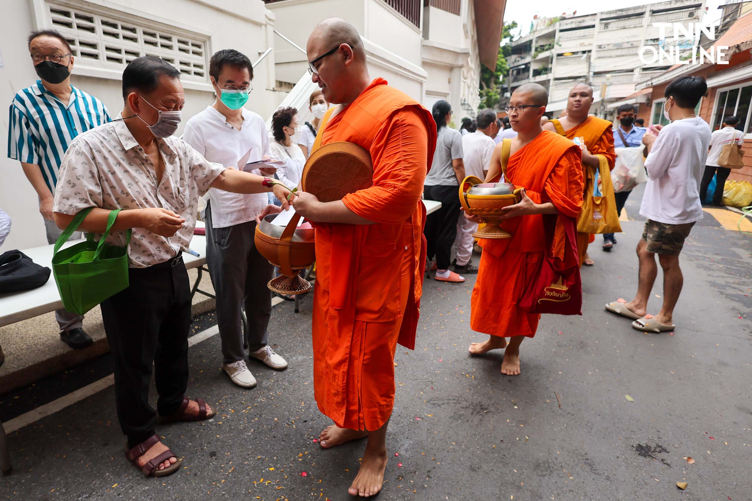 ชาวพุทธแน่นภูเขาทอง ร่วมตักบาตรเทโวเนื่องในวันออกพรรษา