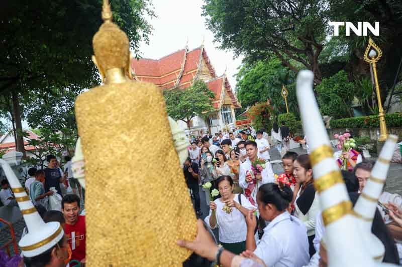 ชาวพุทธแน่นภูเขาทอง ร่วมตักบาตรเทโวเนื่องในวันออกพรรษา