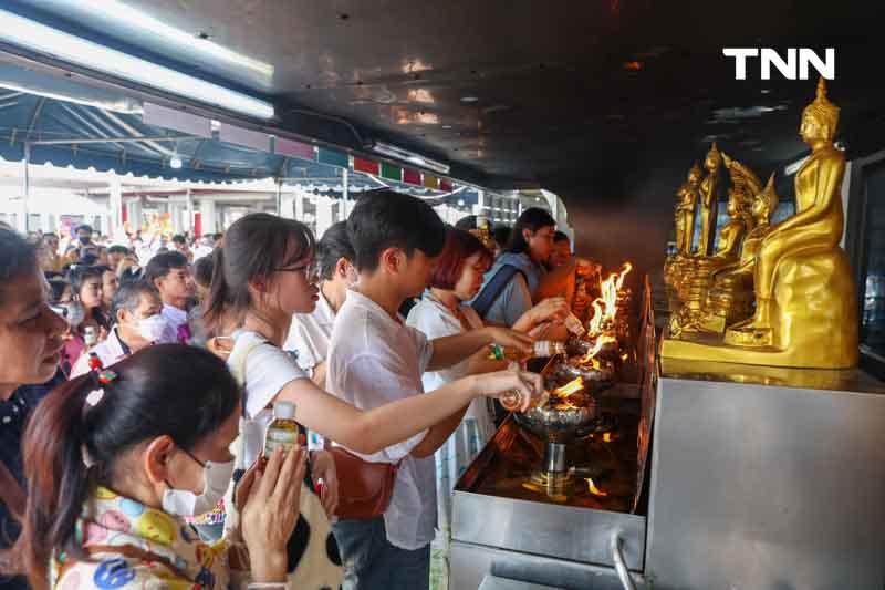 นทท.ไหว้พระวันขึ้นปีใหม่ ศาลหลักเมือง วัดพระแก้ว วัดโพธิ์ คึกคัก