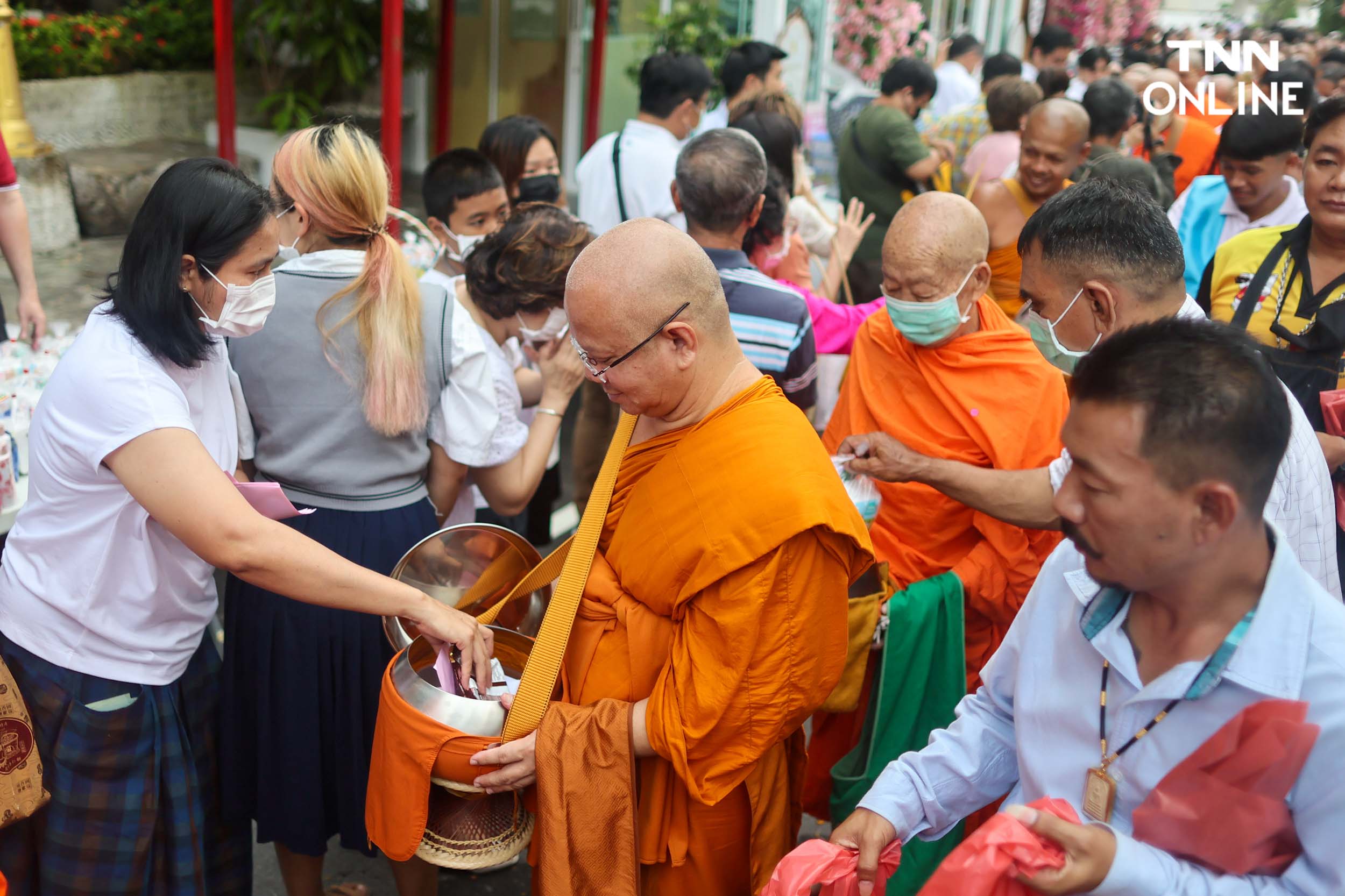 ชาวพุทธแน่นภูเขาทอง ร่วมตักบาตรเทโวเนื่องในวันออกพรรษา