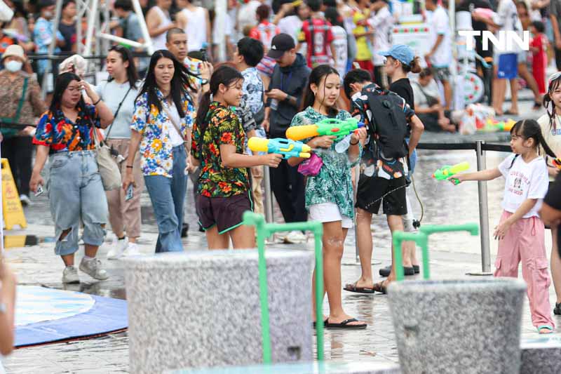 สาดน้ำ ปะแป้ง ริมเจ้าพระยา ในมหัศจรรย์เจ้าพระยามหาสงกรานต์ 2567 ไอคอนสยาม