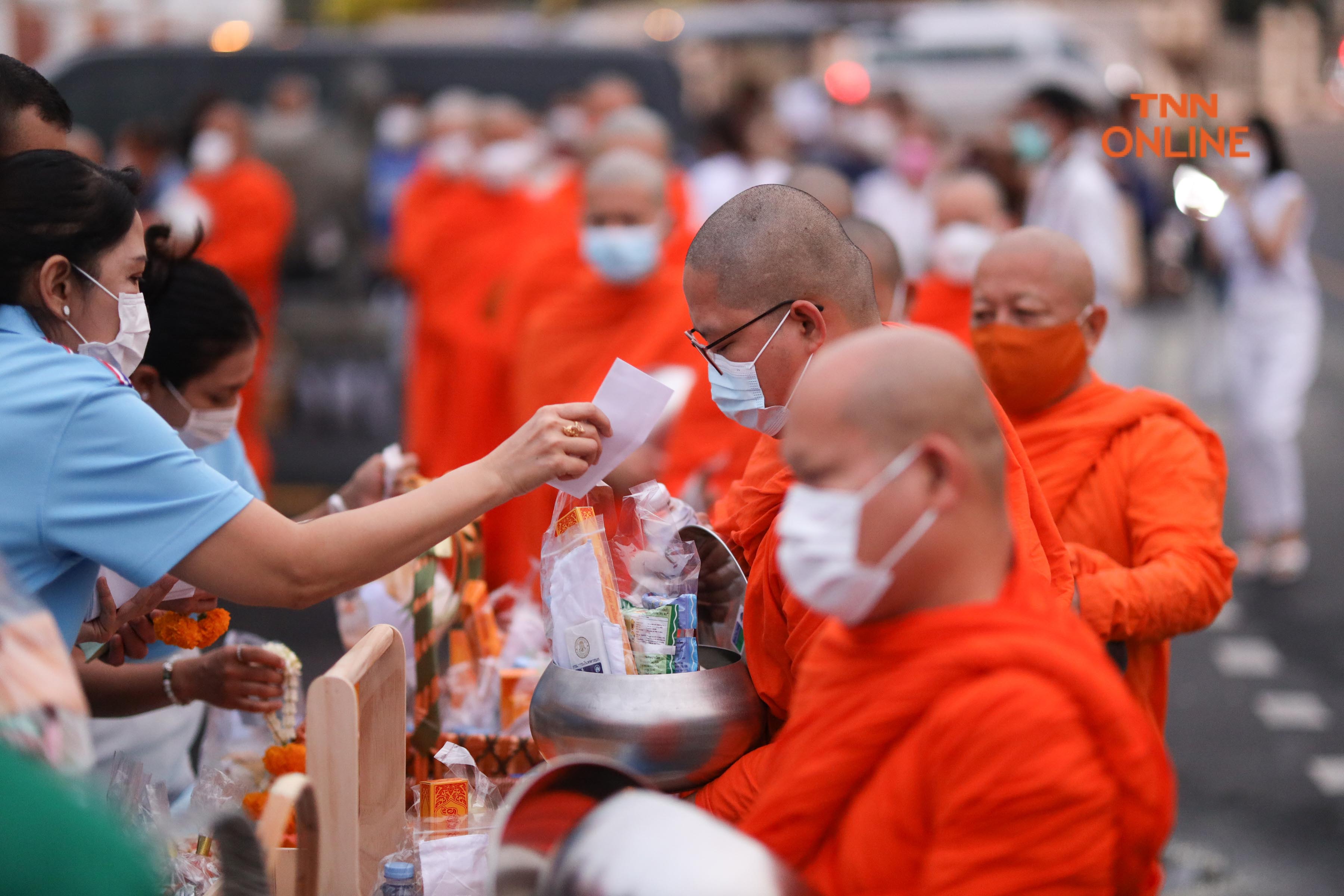 ประมวลภาพ ชาวพุทธพาครอบครัวร่วมตักบาตรวันมาฆบูชา