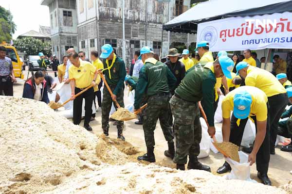 นนทบุรีเสริมกระสอบทราย 130,000 ใบ เตรียมรับมือน้ำเหนือล้นแนวกั้นริมเจ้าพระยา