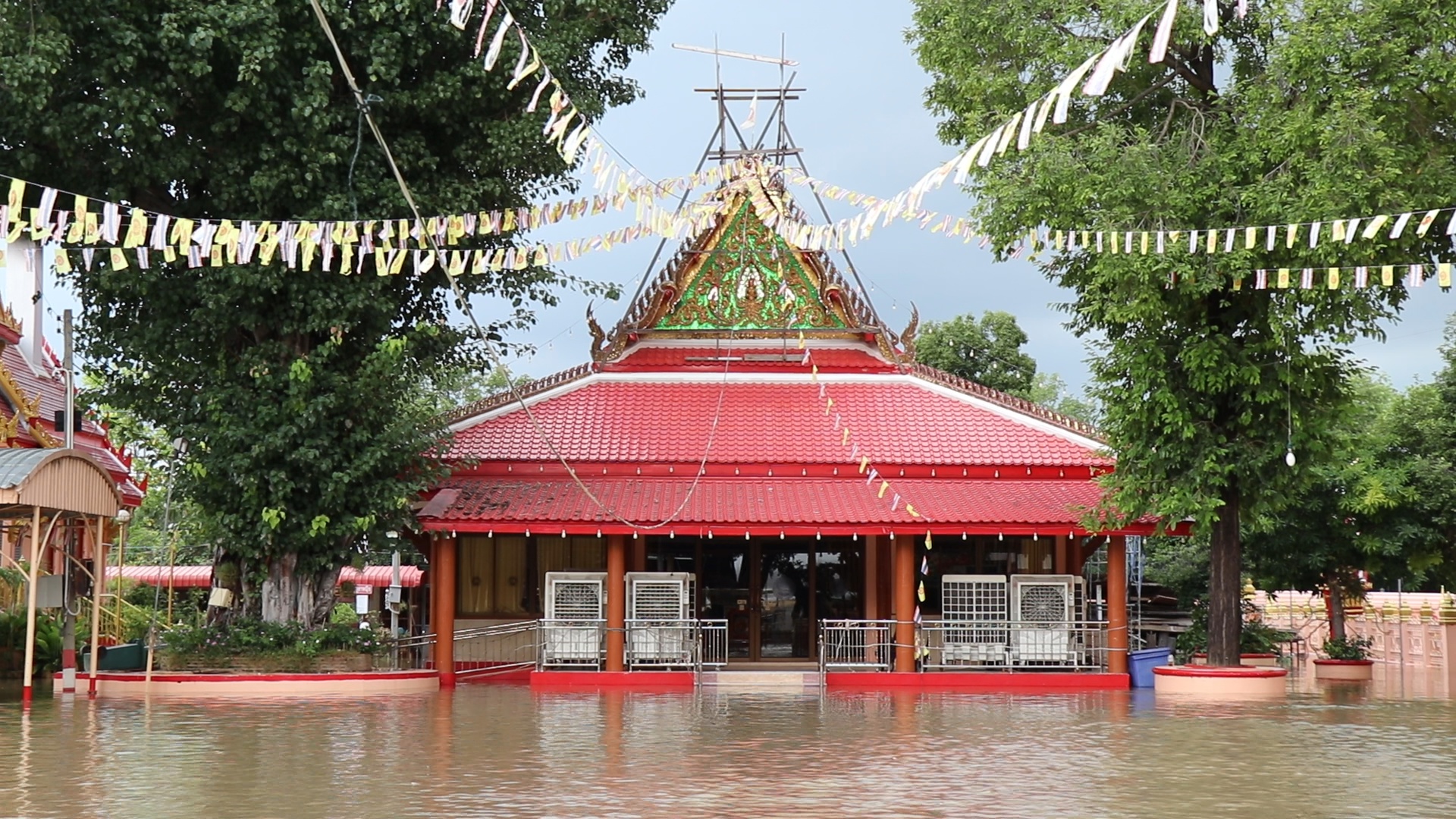 น้ำท่วมวัดสะตือ พลังศรัทธาฝ่าสายน้ำไหว้พระขอพร หลวงพ่อโต