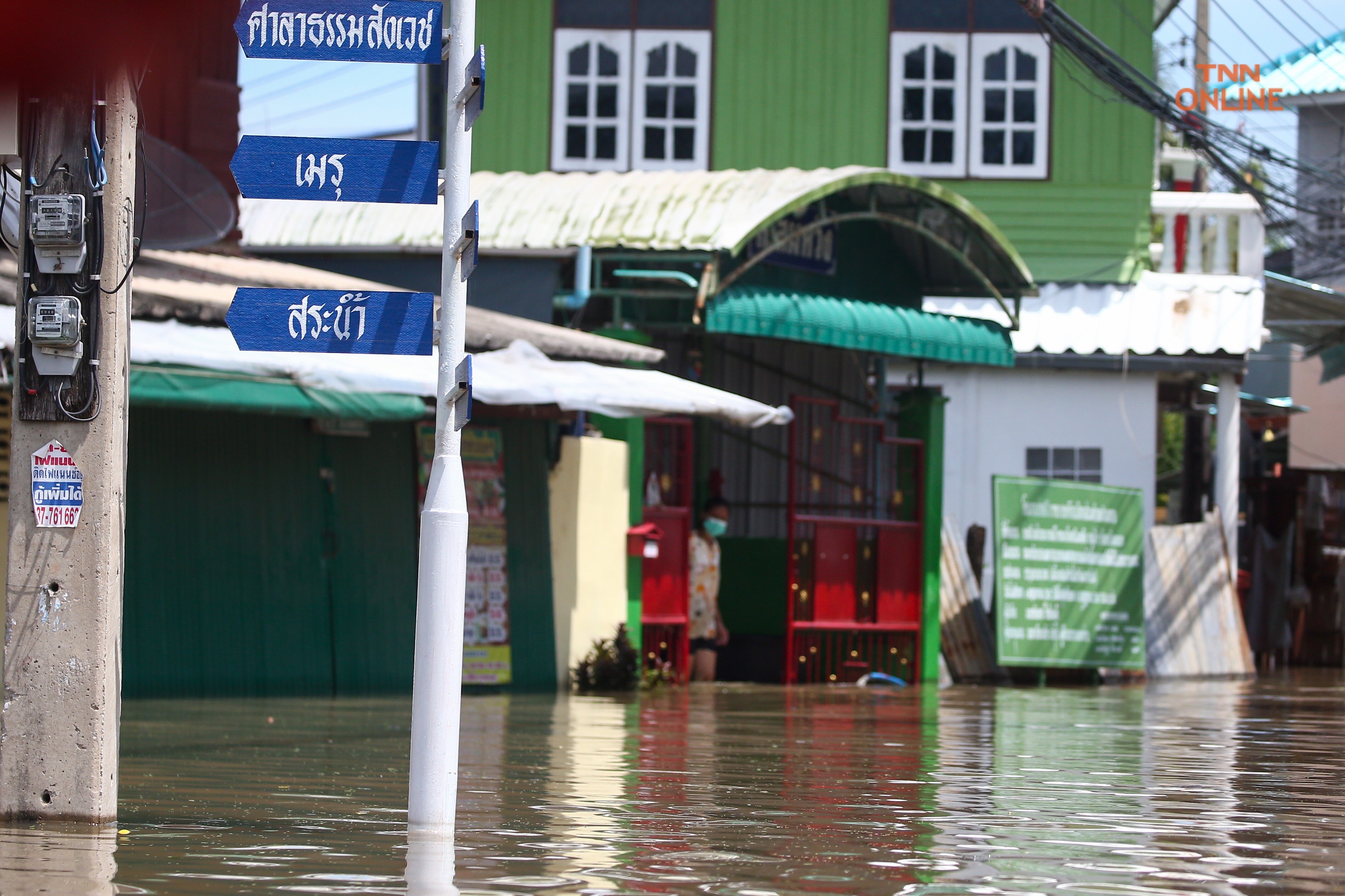 บ้านหมี่ลพบุรีน้ำท่วมสูงประชาชนใช้เรือสัญจรเข้าออกหมู่บ้าน