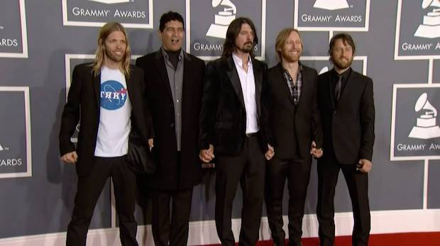 สิ้น ‘เทย์เลอร์ ฮอว์กินส์’!! สุดยอดมือกลองร็อคแบนด์ Foo Fighters เสียชีวิต วัย 50 ปี