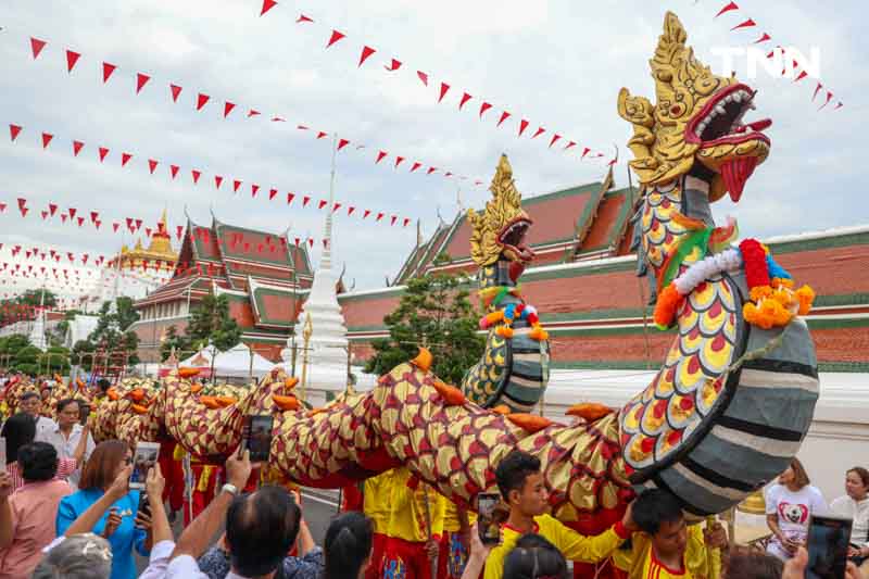 ขบวนยิ่งใหญ่ตระการตา อัญเชิญผ้าแดงห่มองค์พระบรมบรรพต(ภูเขาทอง)