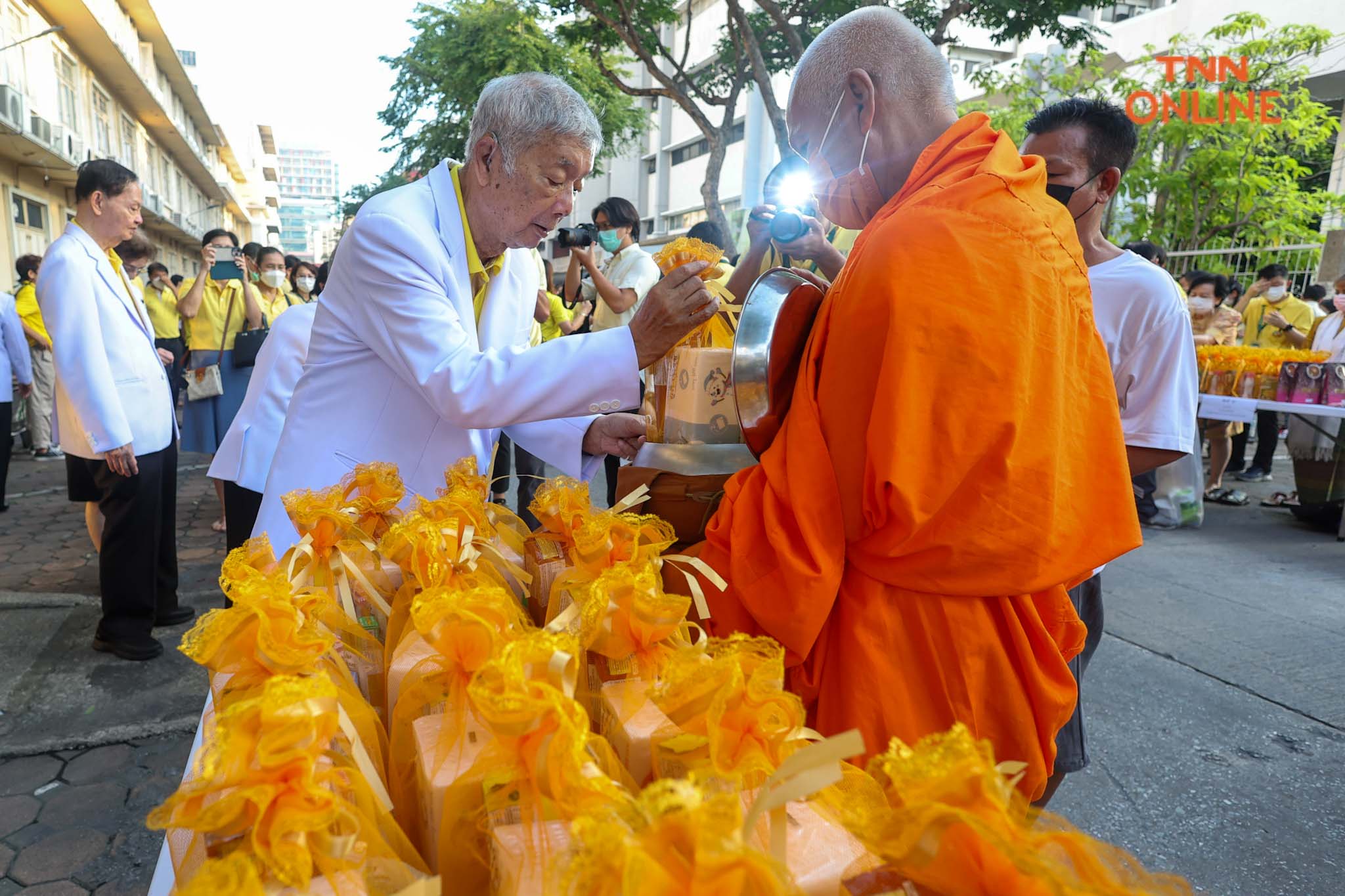 คณะแพทย์ รพ.ศิริราช พร้อมปชช. ร่วมทำบุญตักบาตรพระสงฆ์ 50 รูป น้อมรำลึกในหลวง ร.9