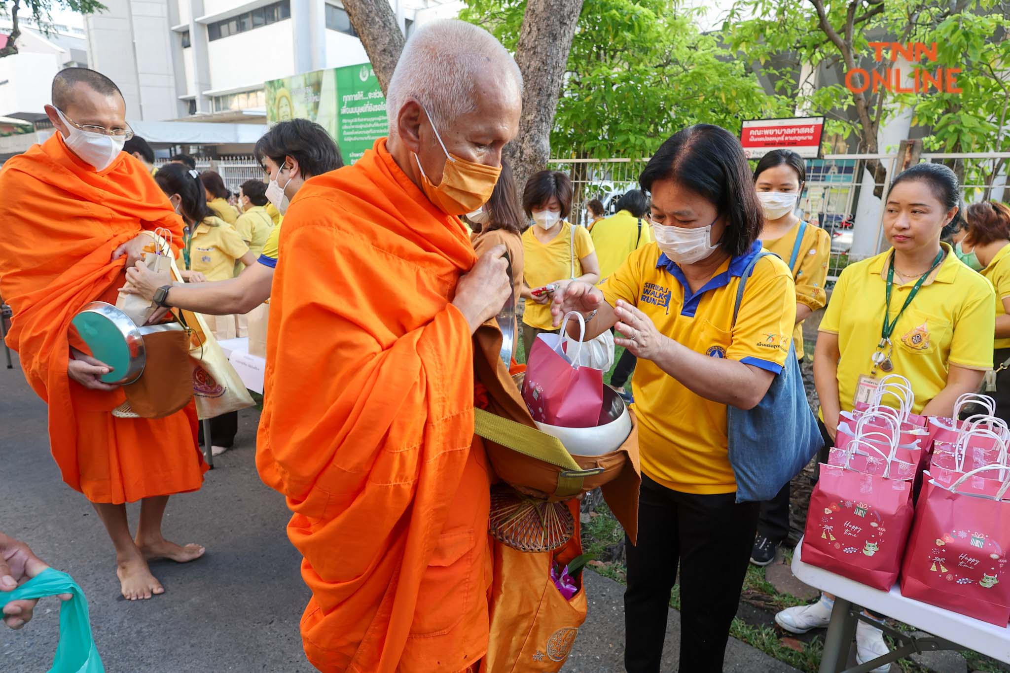 คณะแพทย์ รพ.ศิริราช พร้อมปชช. ร่วมทำบุญตักบาตรพระสงฆ์ 50 รูป น้อมรำลึกในหลวง ร.9