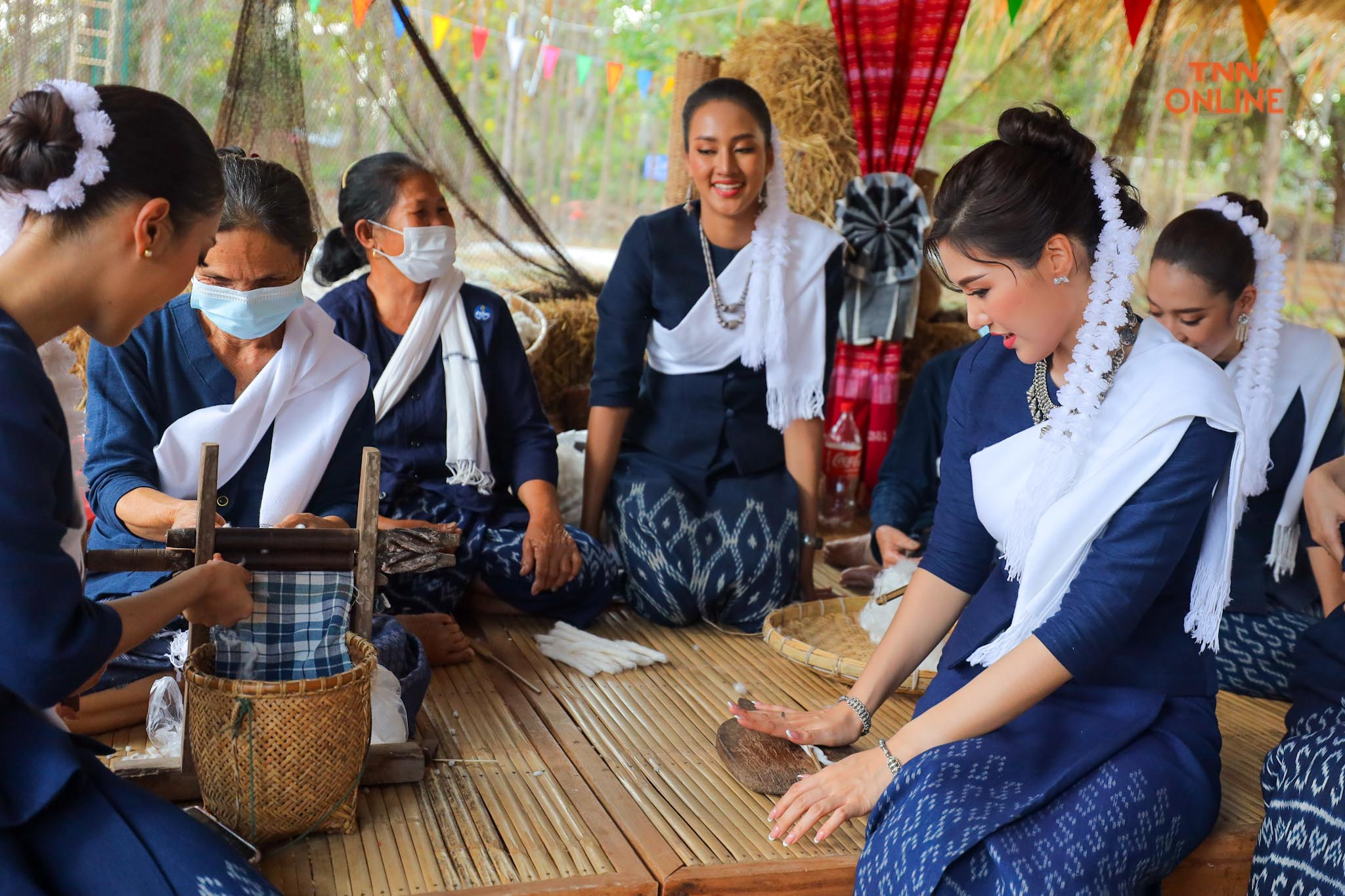 ประมวลภาพ เก็บตัววันที่ 3 นางสาวไทย ขึ้นภูพนมดี สักการะเจดีย์หินพันล้านก้อน ชมสาธิตการทอผ้าของชาวอำนาจเจริญ