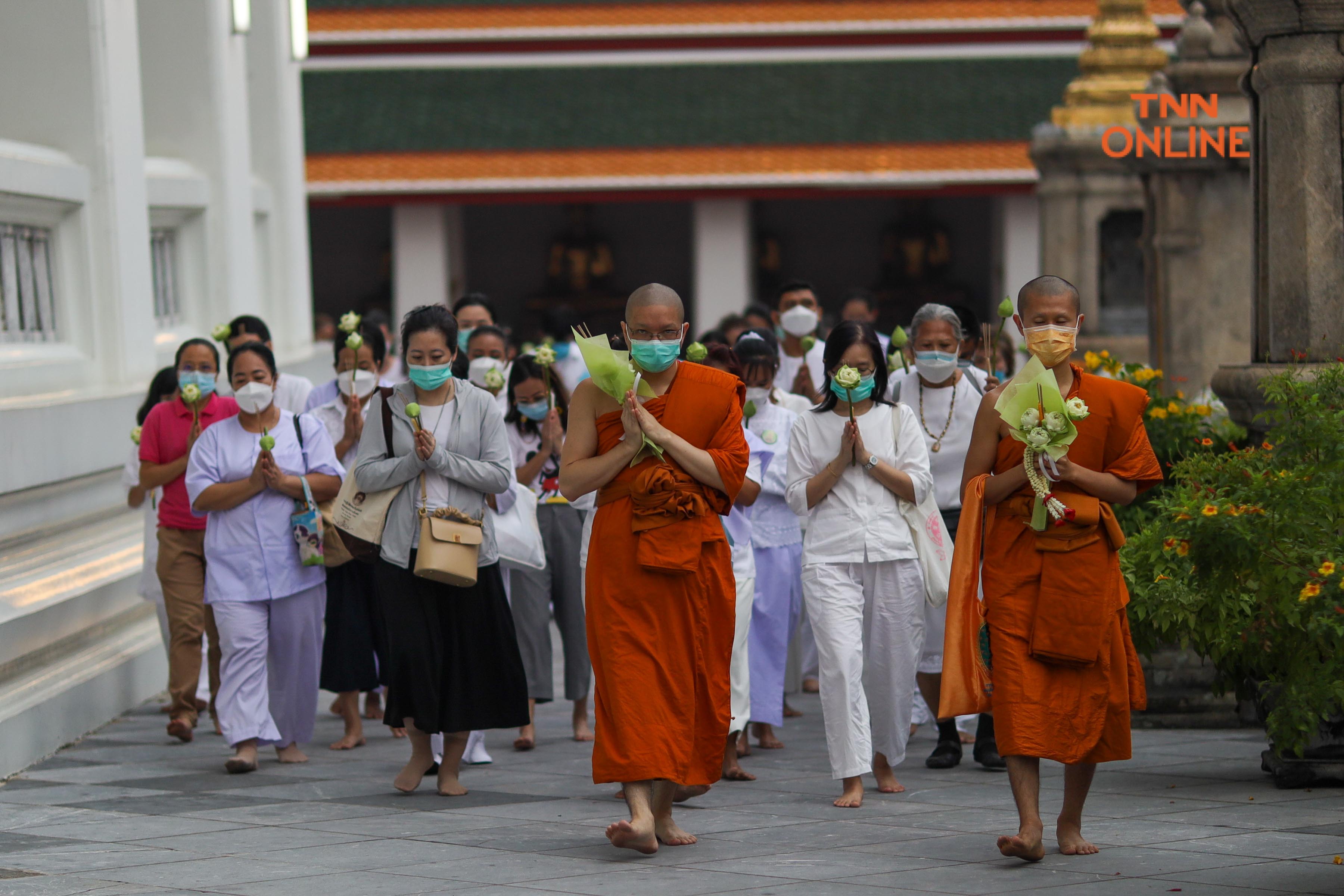 ประมวลภาพ พุทธศาสนิกชนพาครอบครัวเวียนเทียนวันมาฆบูชา ประจำปี 2565 