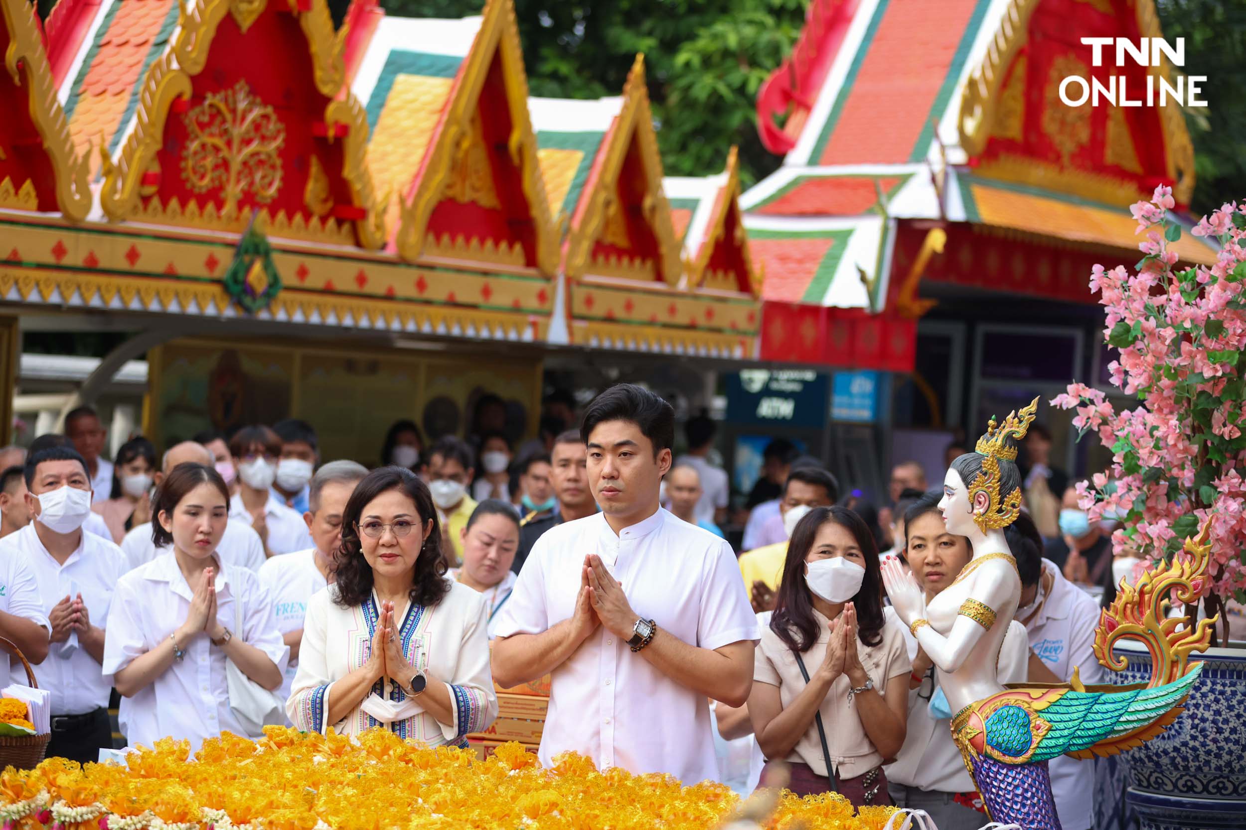 ชาวพุทธแน่นภูเขาทอง ร่วมตักบาตรเทโวเนื่องในวันออกพรรษา