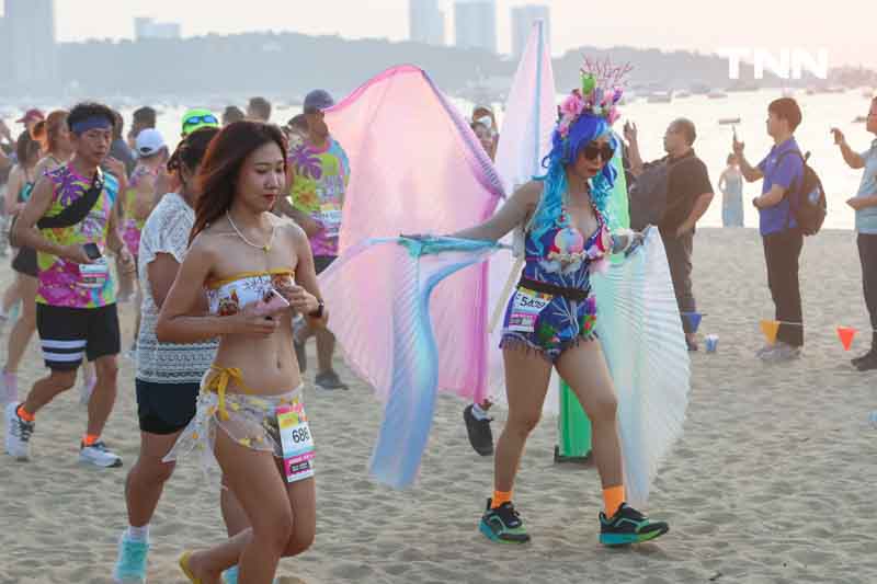 ทะเลลุกเป็นไฟ นักวิ่งกว่า 5,000 คน วิ่งบิกินี่ริมหาดพัทยา