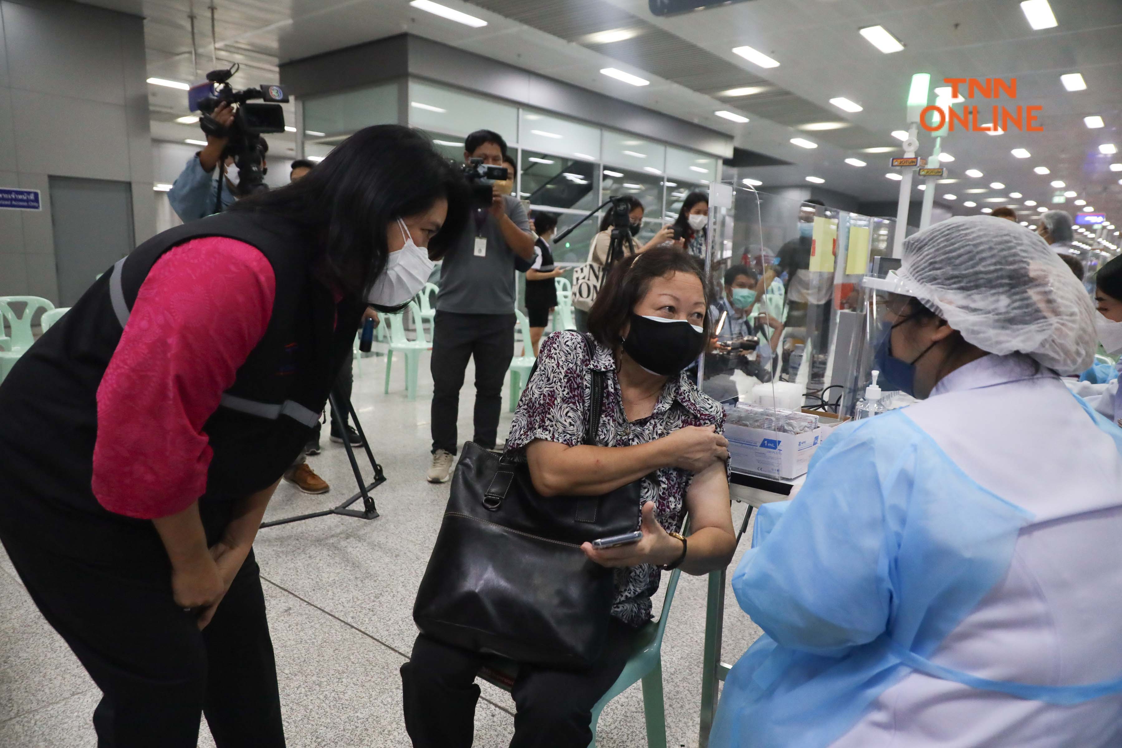 ประมวลภาพ ศูนย์ฉีดวัคซีนกลางบางซื่อ เปิดฉีดวัคซีนใต้ผิวหนังวันแรกลดอาการข้างเคียง