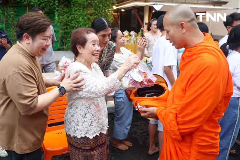 ชาวพุทธแน่นภูเขาทอง ร่วมตักบาตรเทโวเนื่องในวันออกพรรษา