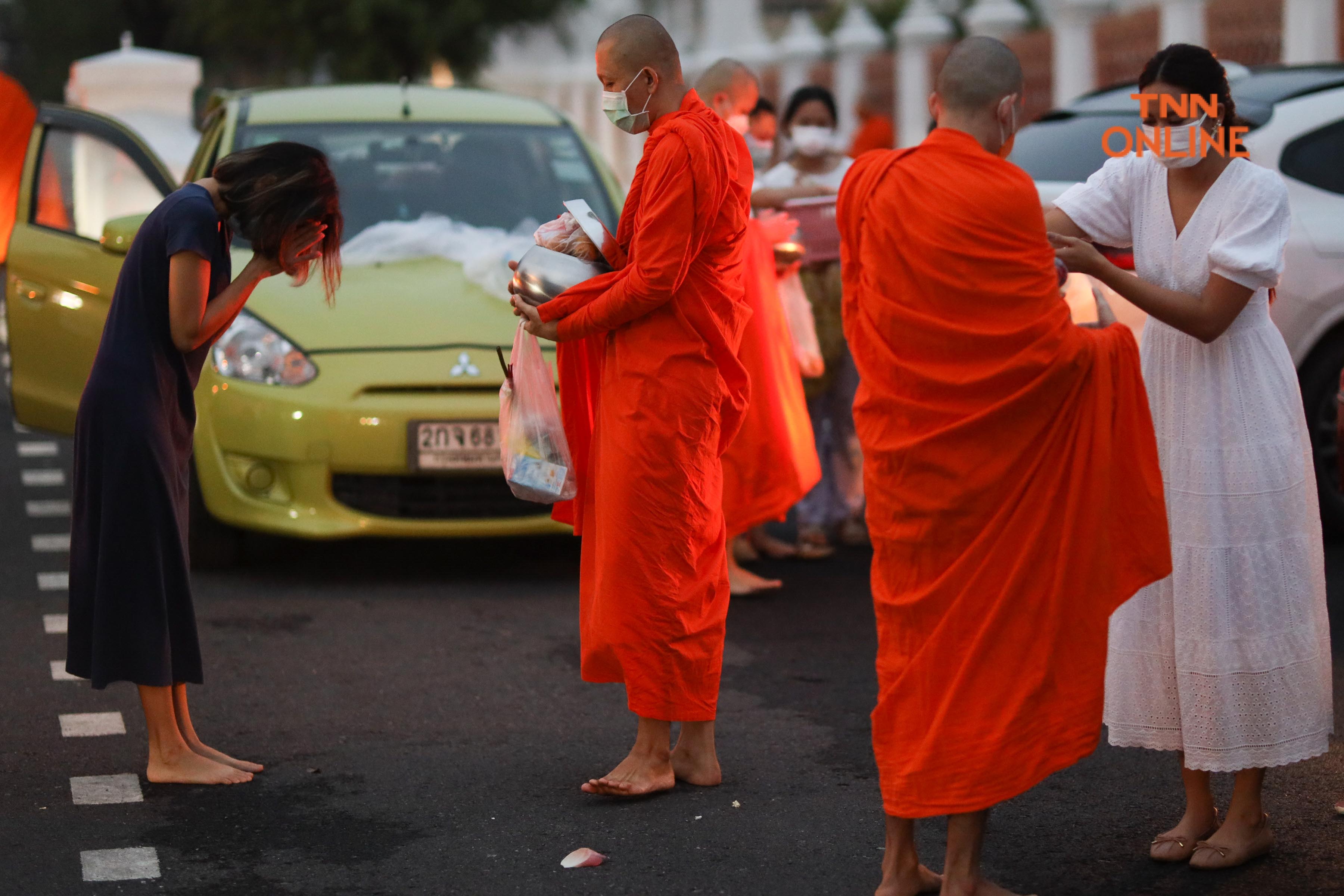 ประมวลภาพ ชาวพุทธพาครอบครัวร่วมตักบาตรวันมาฆบูชา