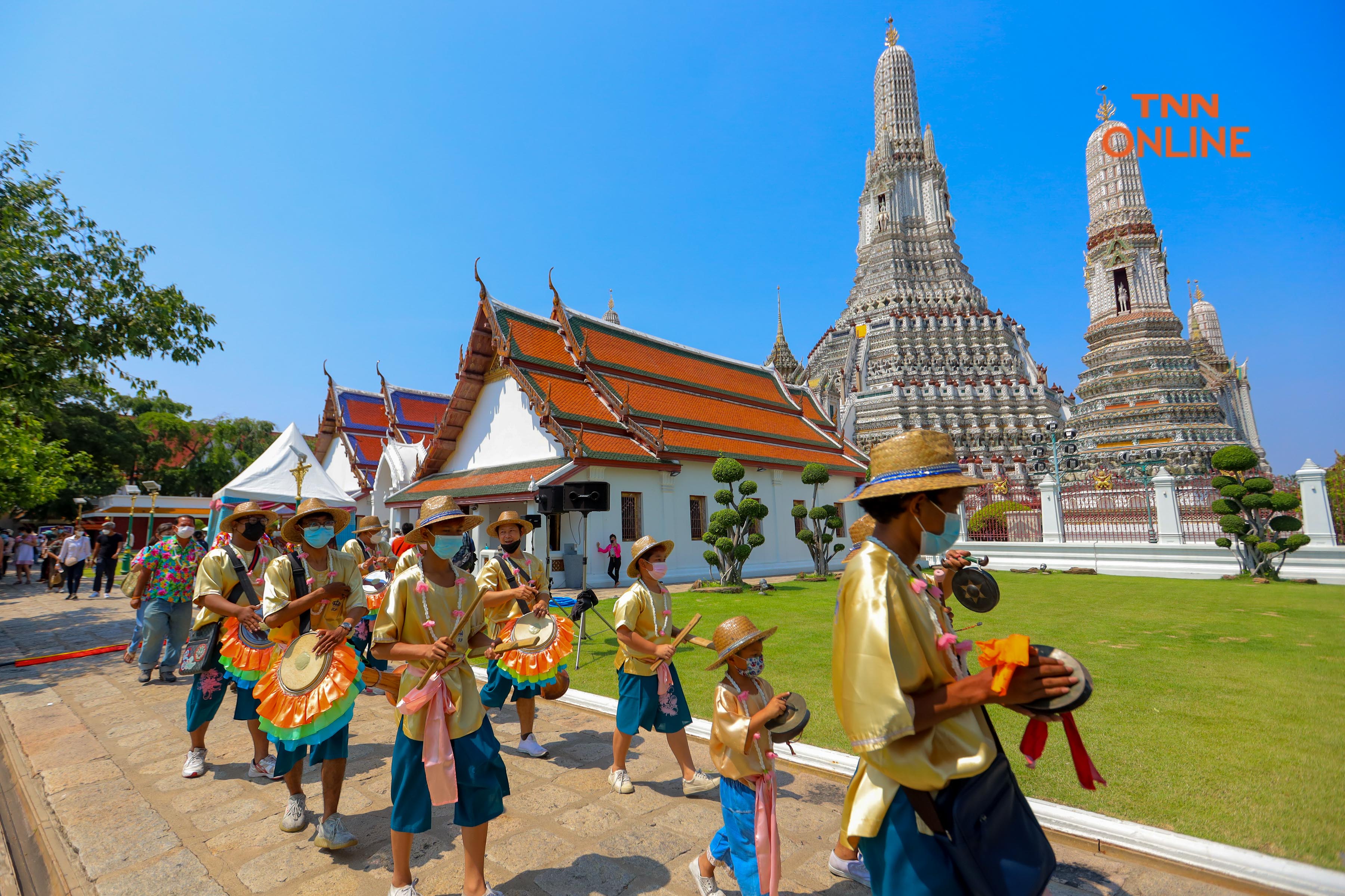 ประมวลภาพ แห่พระทางน้ำ 5 พระอารามหลวงประชาชนร่วมสรงน้ำเนื่องในเทศกาลสงกรานต์