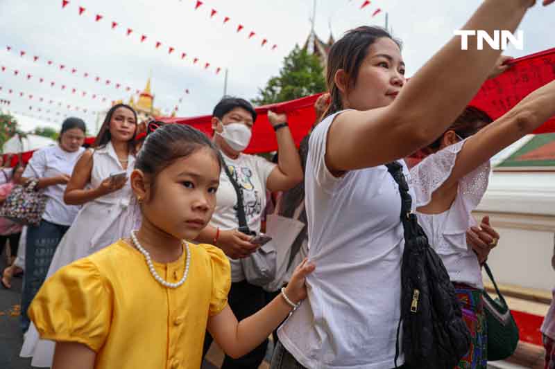 ขบวนยิ่งใหญ่ตระการตา อัญเชิญผ้าแดงห่มองค์พระบรมบรรพต(ภูเขาทอง)