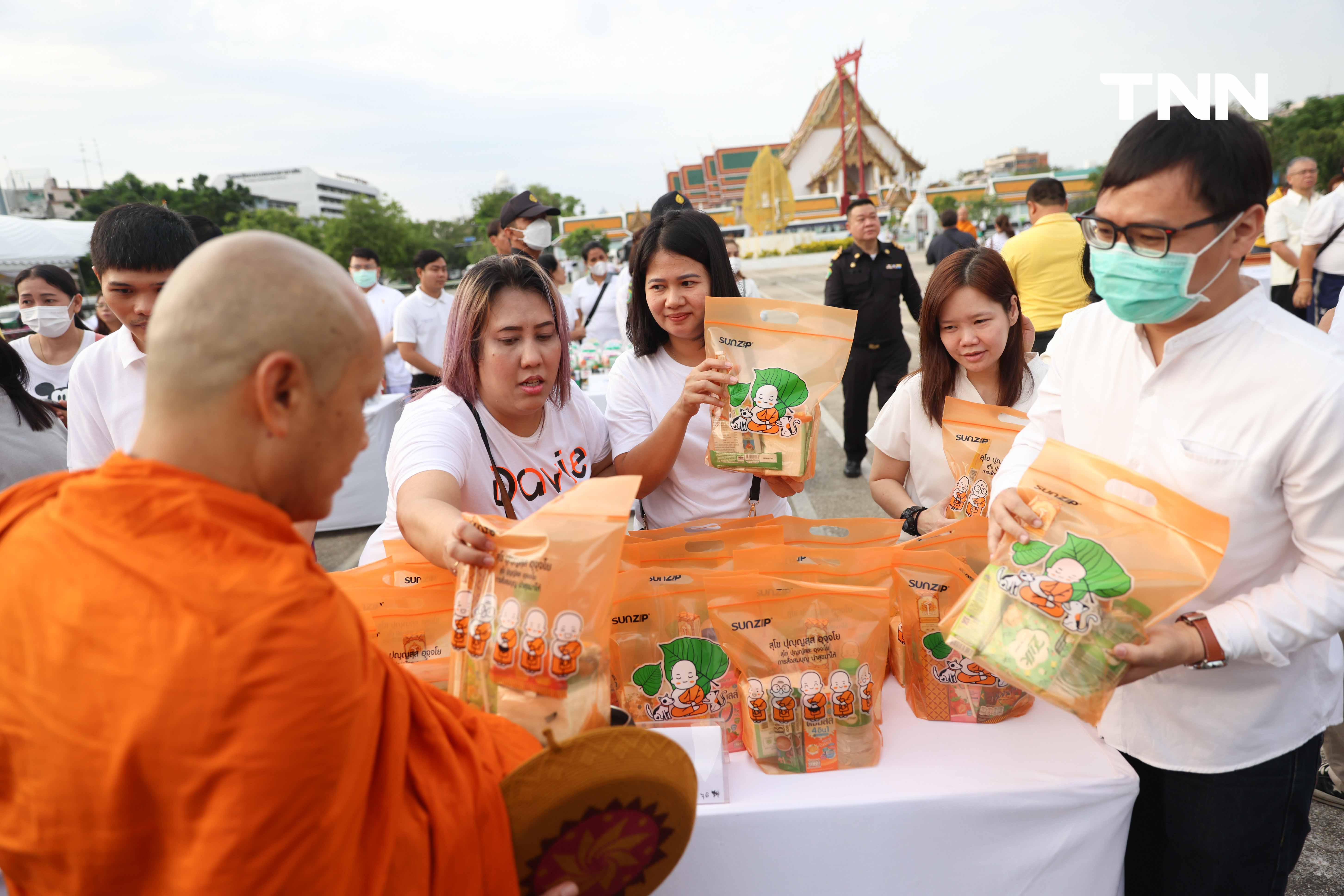 ตักบาตรวันมาฆบูชา รับบุญเช้าสืบสานประเพณีทางศาสนา