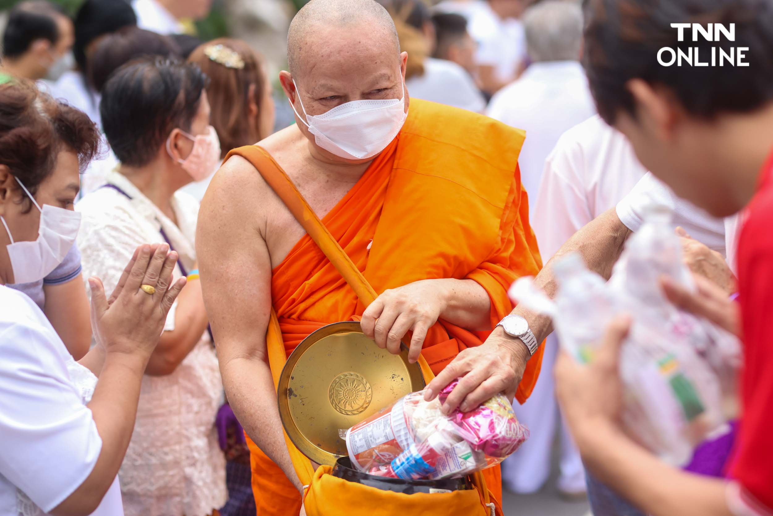 ชาวพุทธแน่นภูเขาทอง ร่วมตักบาตรเทโวเนื่องในวันออกพรรษา