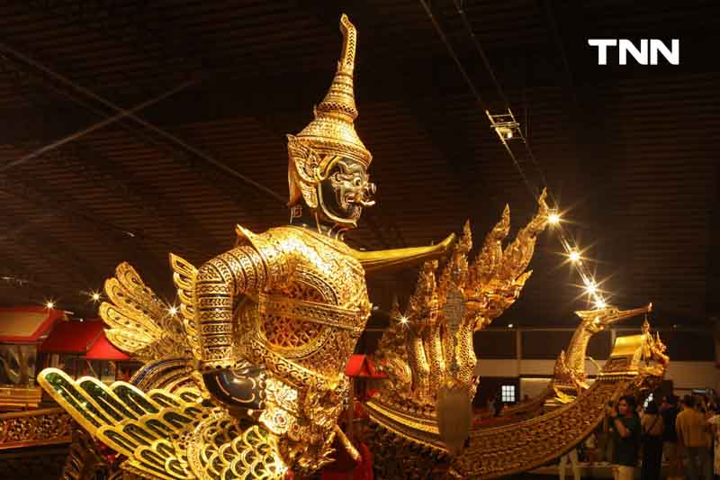 งดงาม วิจิตรตระการตา ชมเรือพระราชพิธียามค่ำคืน